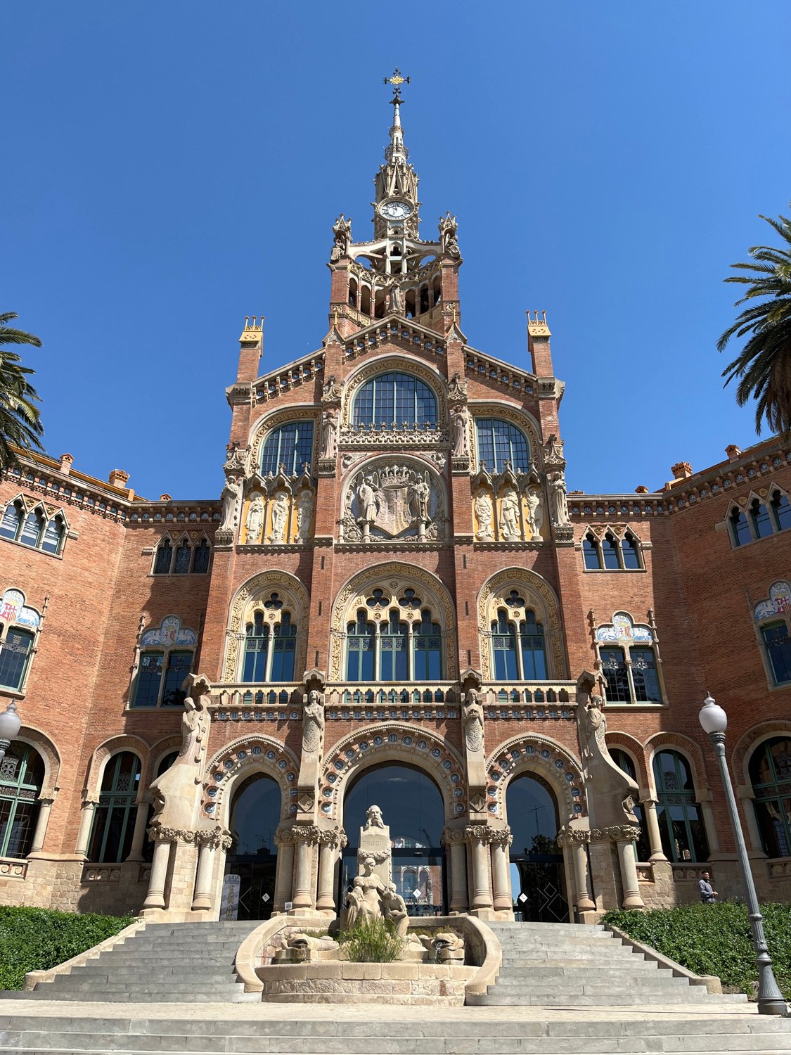 Tourist captures Barcelona's iconic architecture on sunny morning