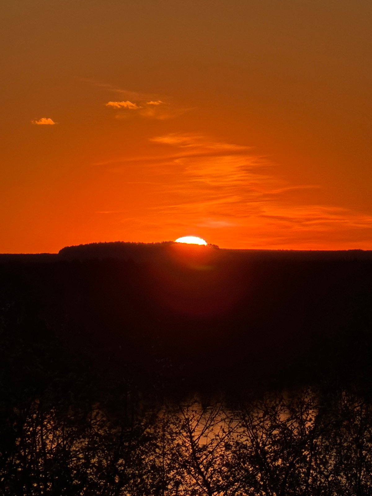 Sunset documented by multiple witnesses in Chaikovsky, Russia