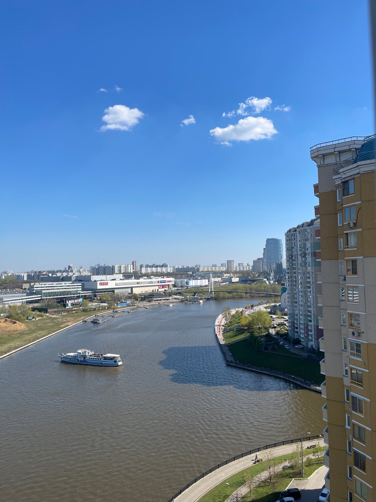 Elevated view captures Moskva River scene in Moscow
