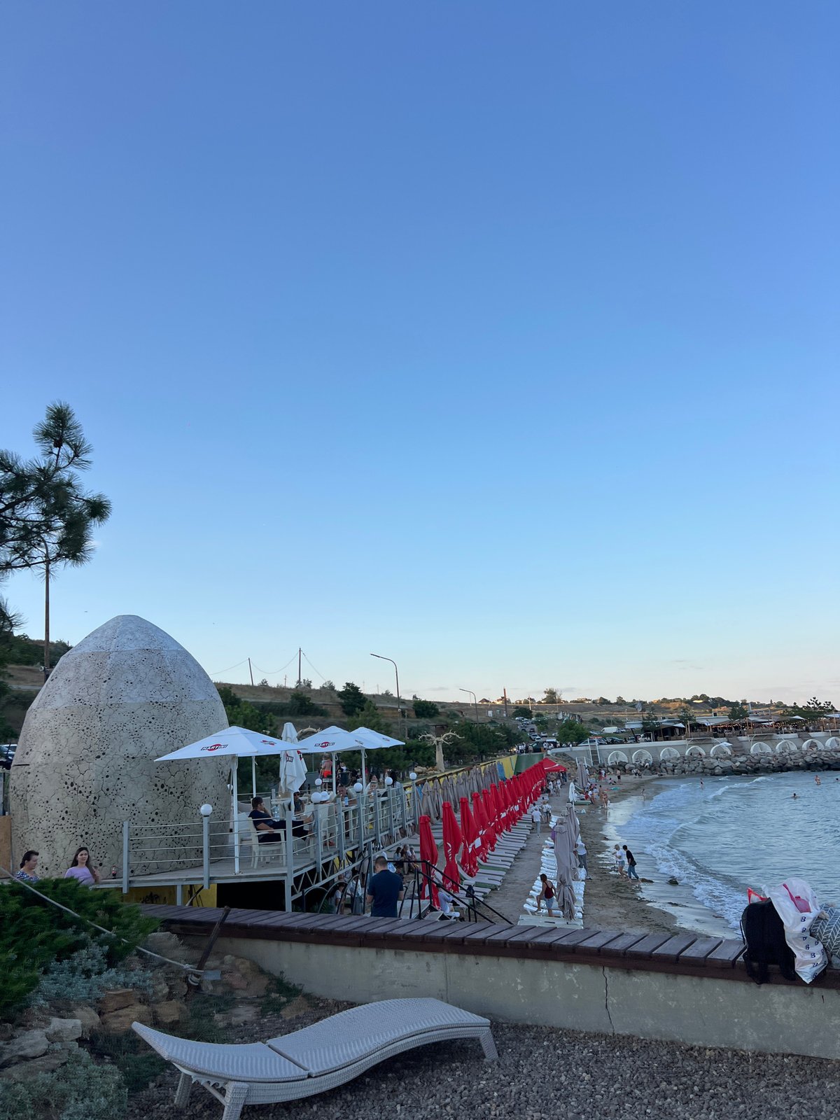 Seaside resort vibes meet dinosaur-themed attraction next door