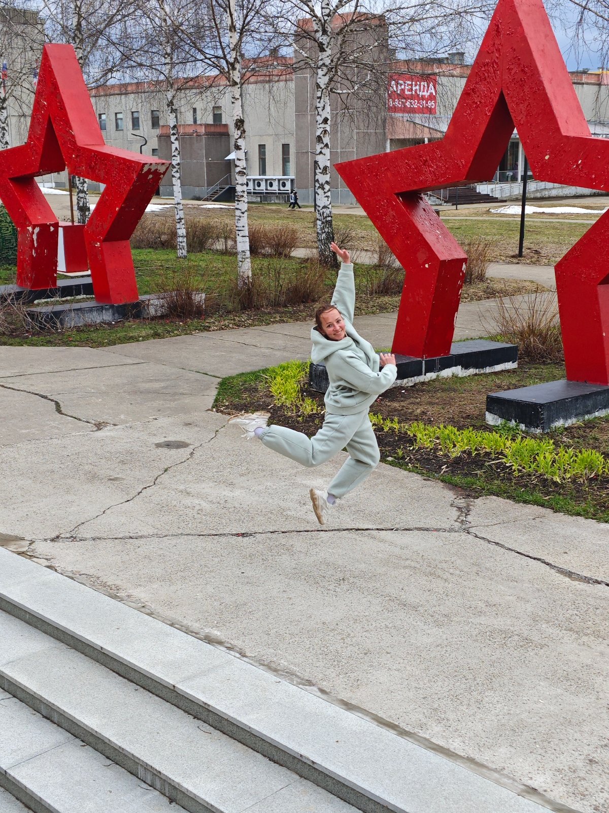 Woman jumps by star sculptures, Samoyed spotted in Markovskii