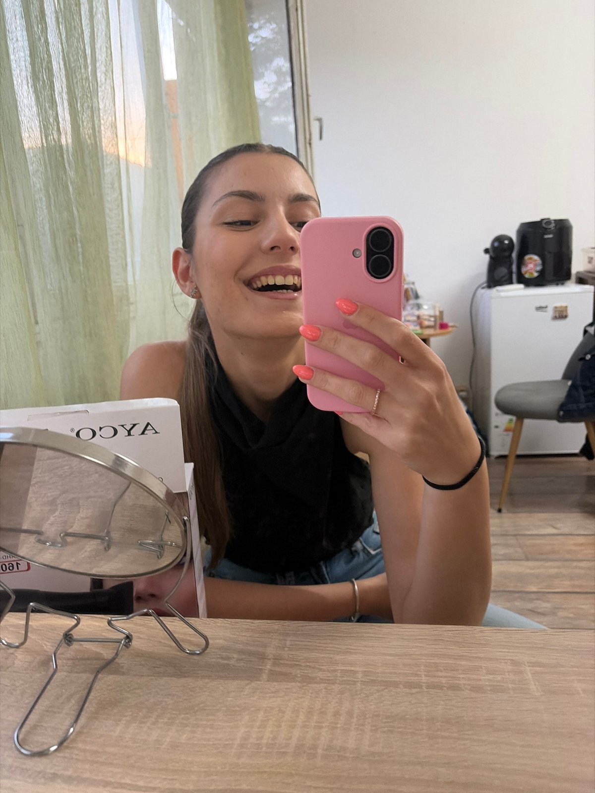Woman documents daily routine through Sofia apartment selfies