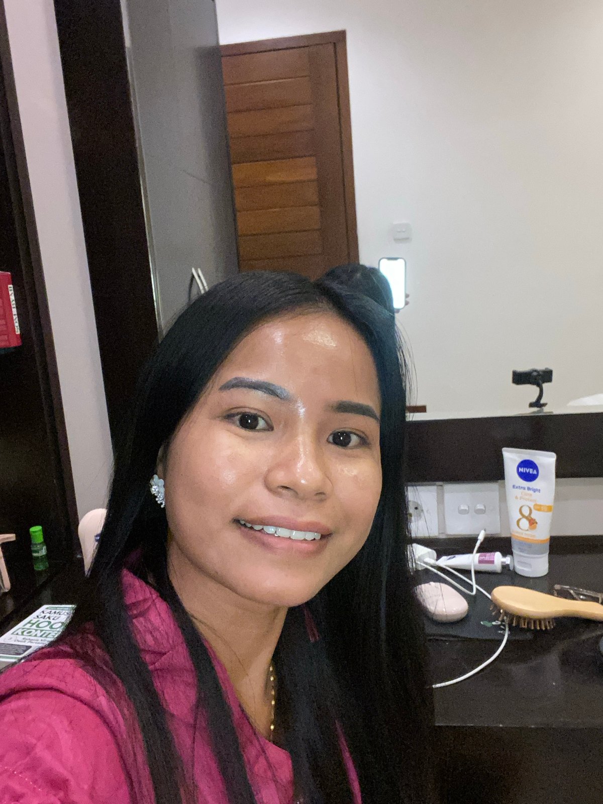 Woman documents daily routine through selfies in North Kuta