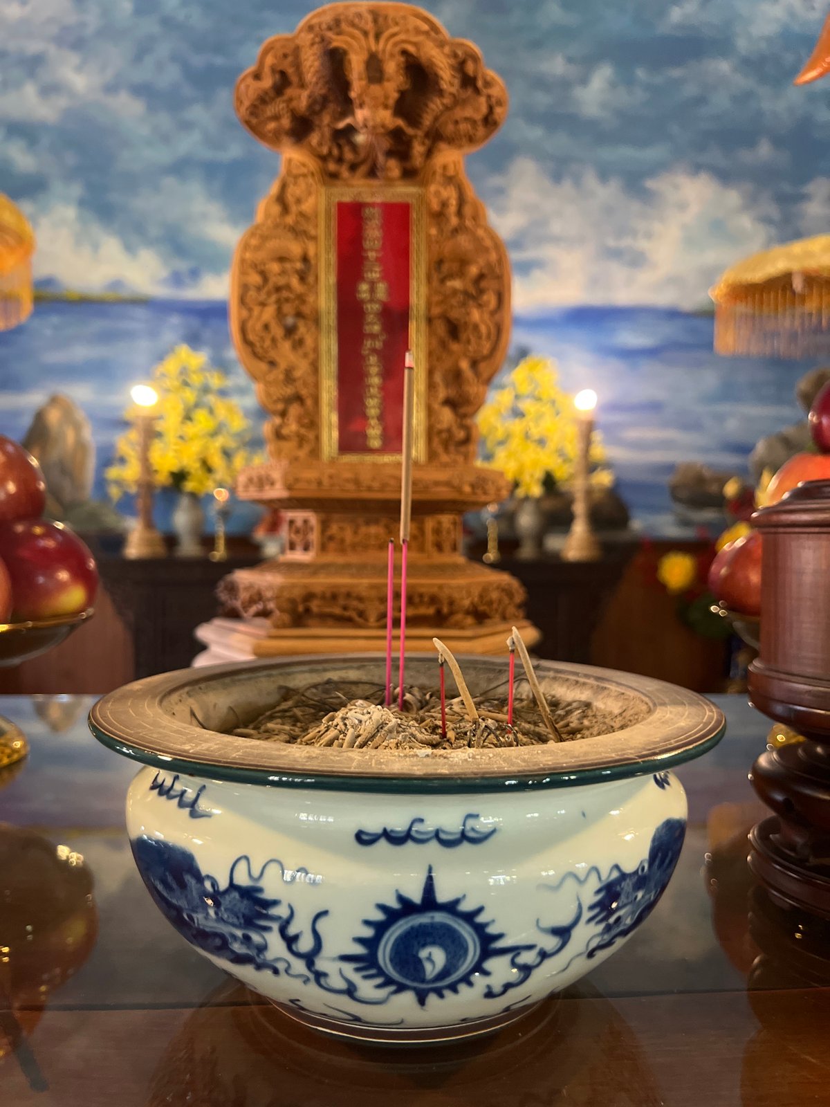 Morning temple visit documented in Đà Nẵng Buddhist complex