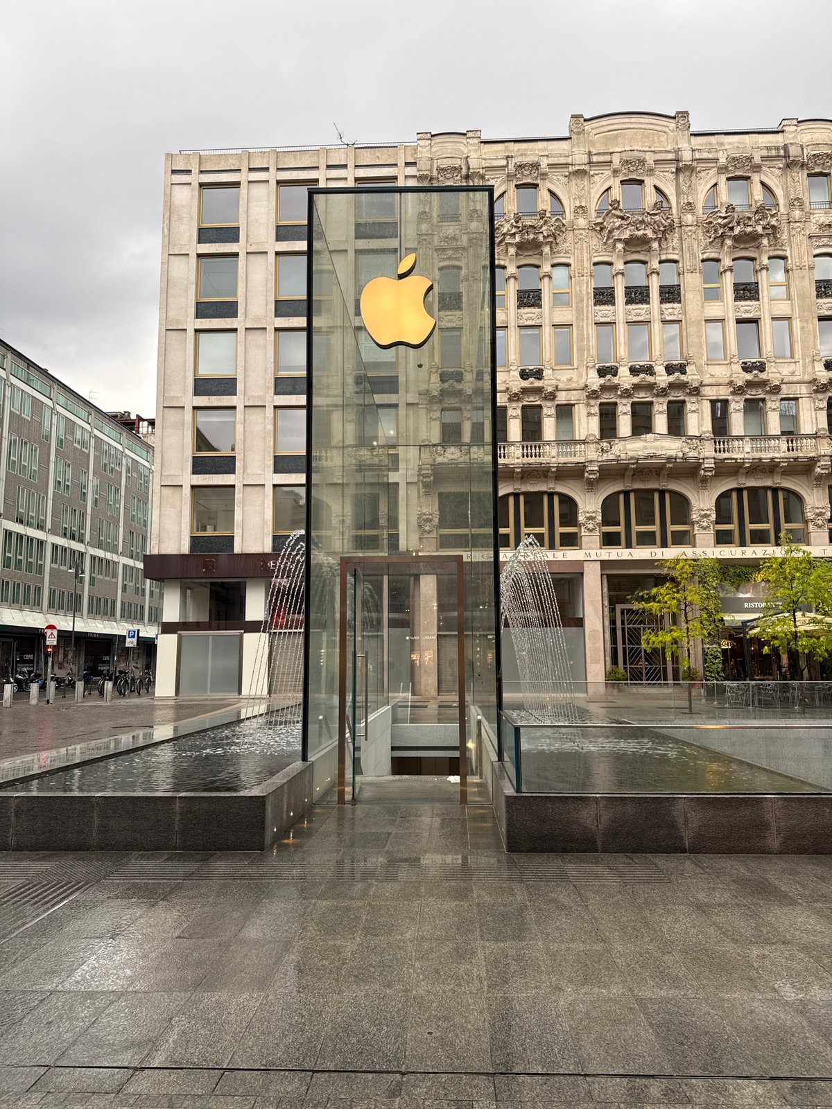 Apple Store Milan documented by witnesses in Piazza Liberty