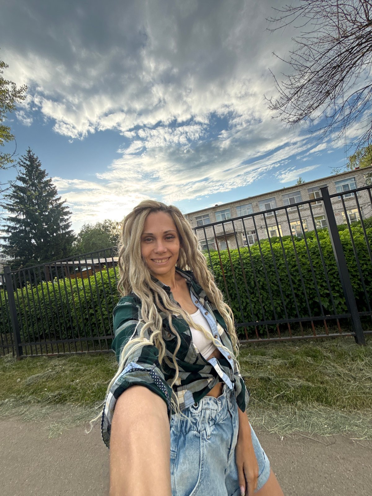 Woman poses for outdoor photo session in Rusanovo