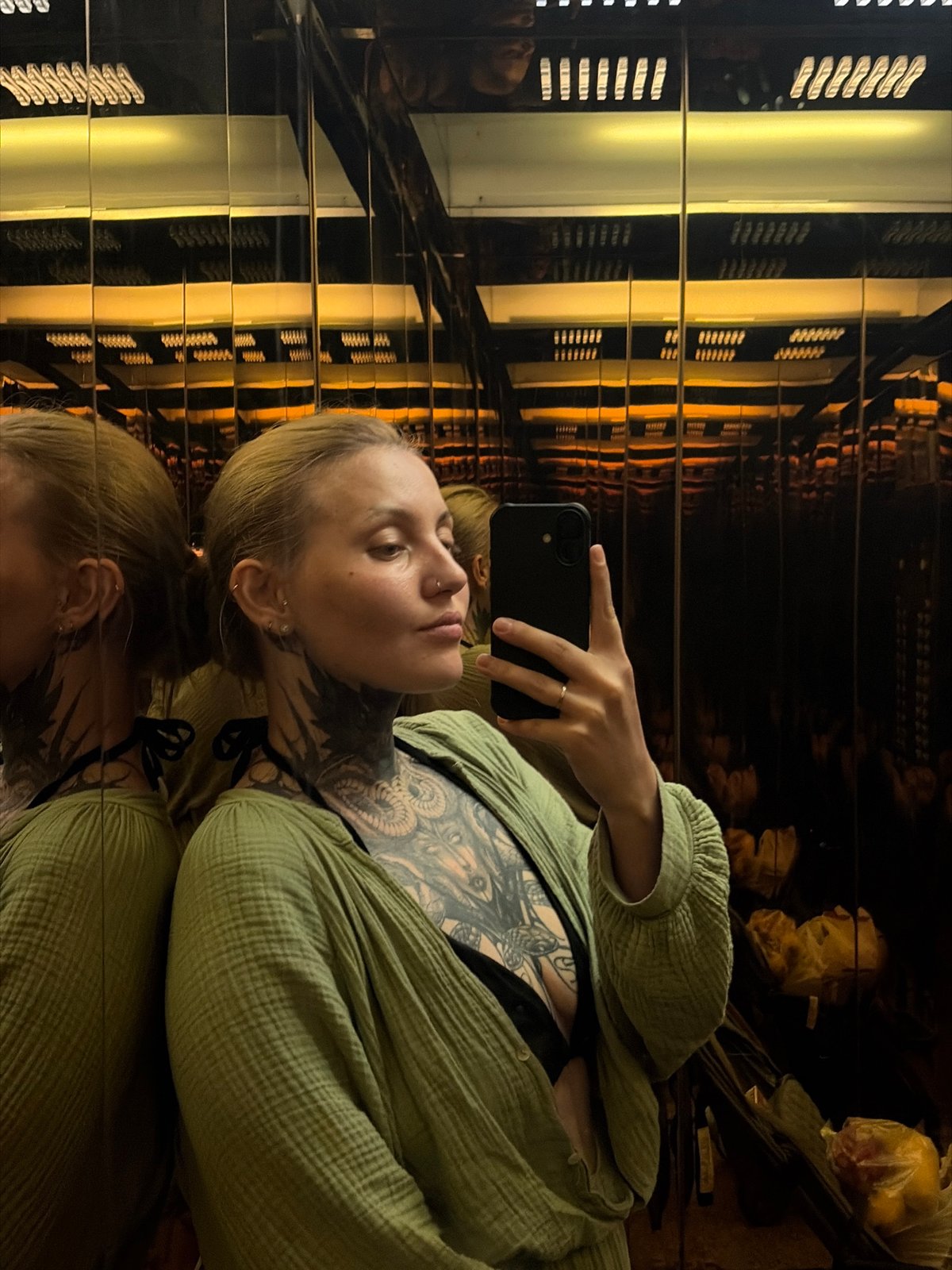 Woman takes mirror selfie in elevator, Đà Nẵng