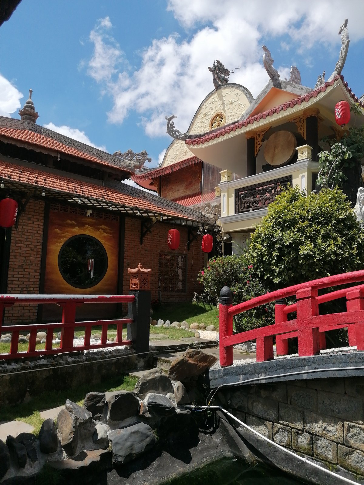 Đà Lạt temple grounds and city streets on a June morning