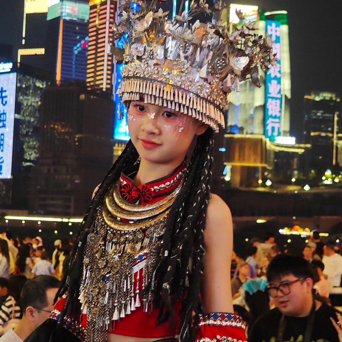 Traditional costume festival draws crowds to Chongqing's Yuzhong District