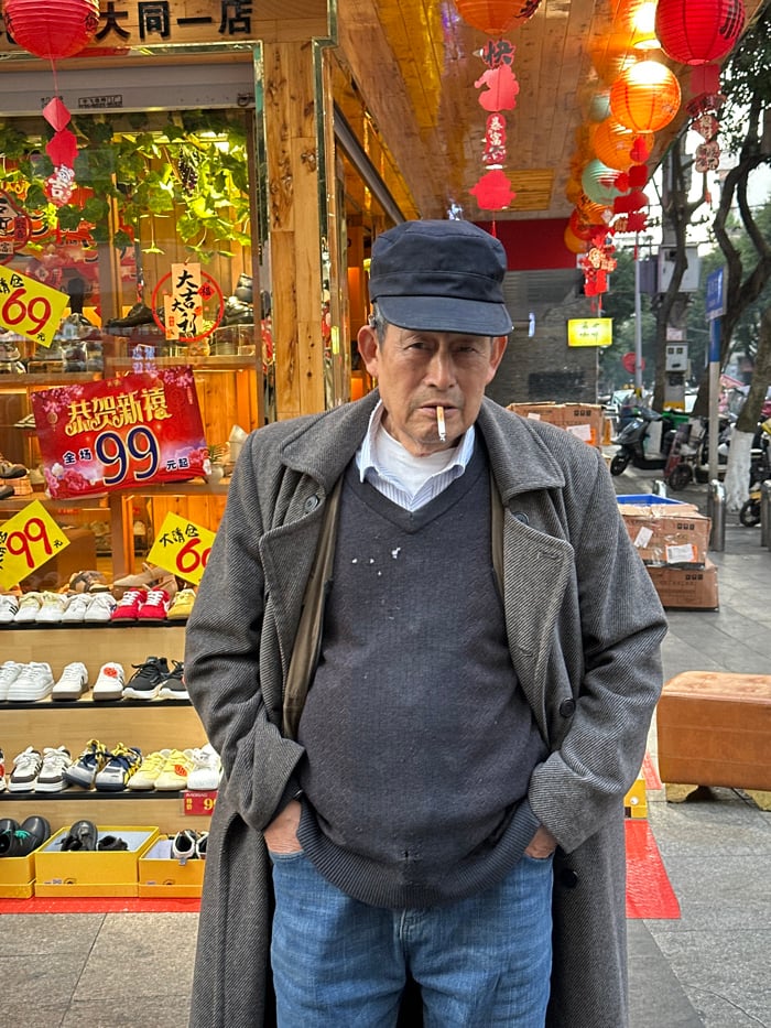Morning street life captured across Jiangjin commercial districts