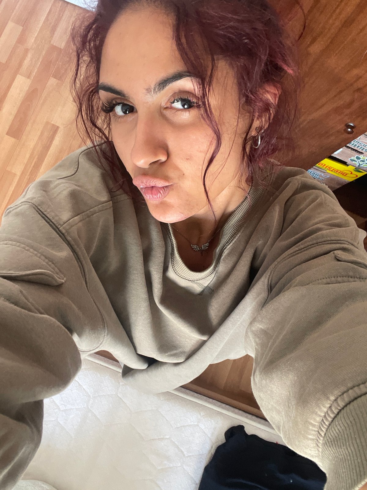 Woman documents selfie session in 11-minute photo sequence