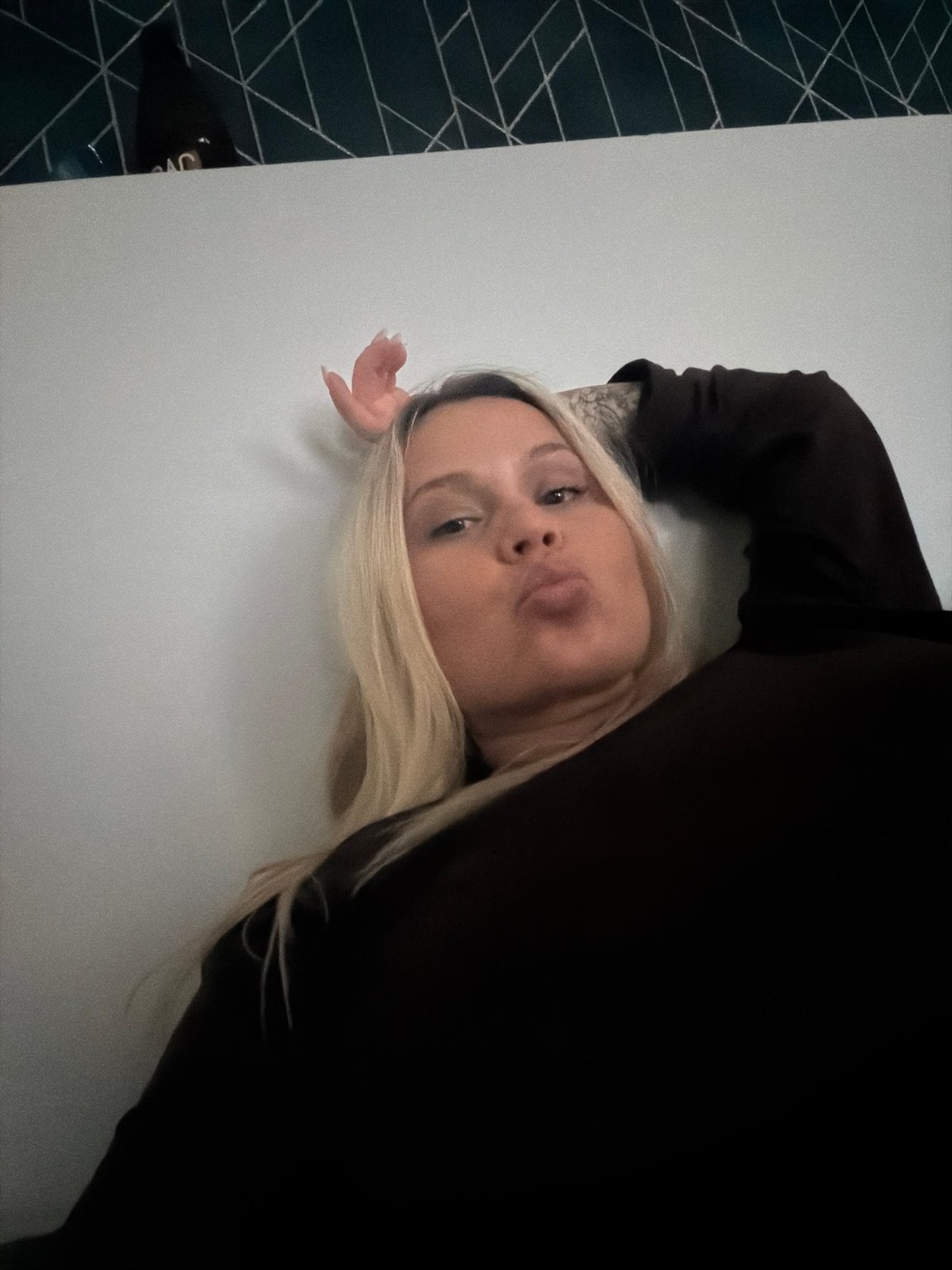 Woman gaming session documented in Sarapul apartment