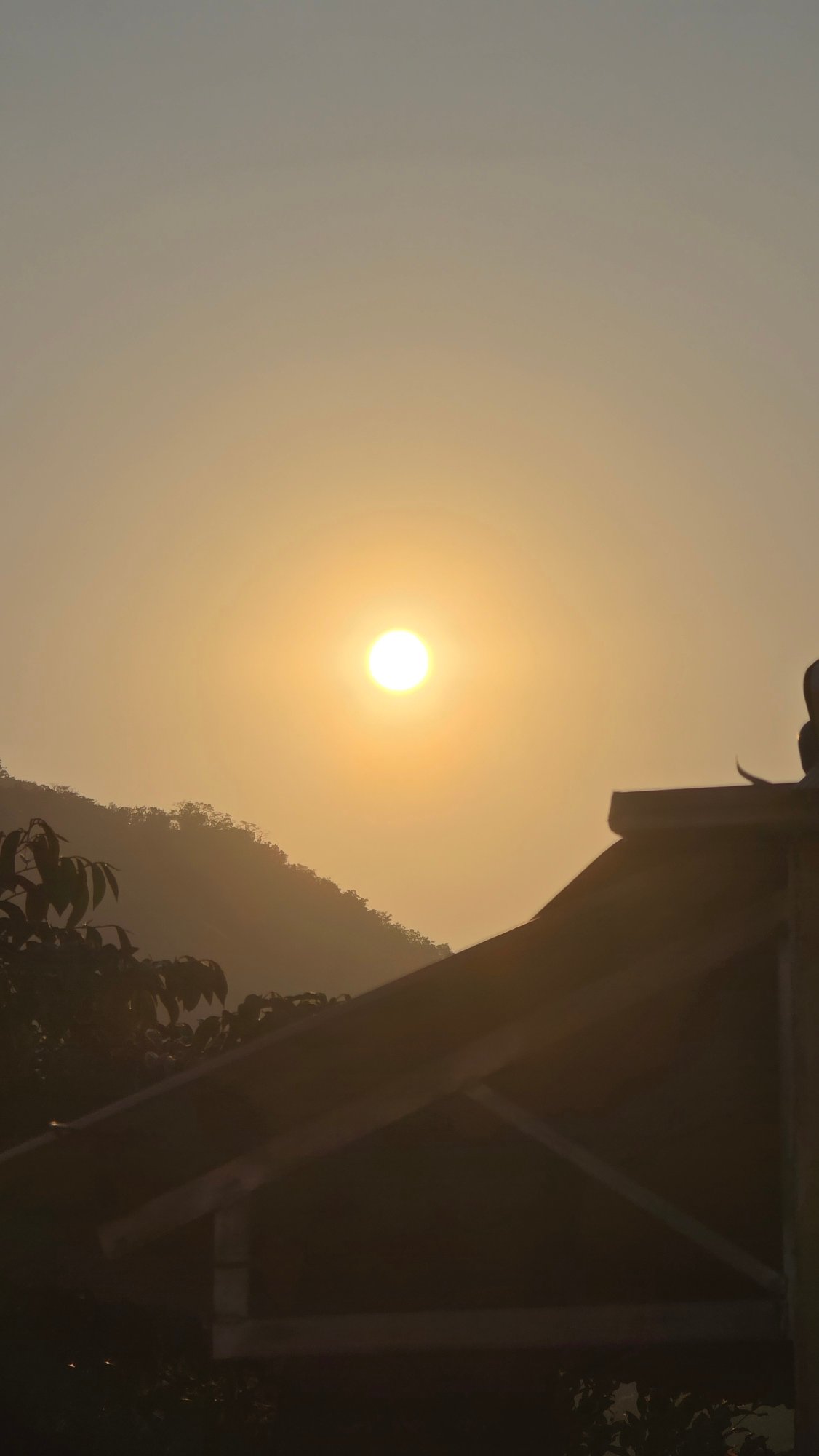 Golden sunset observed over Vietnamese heritage area
