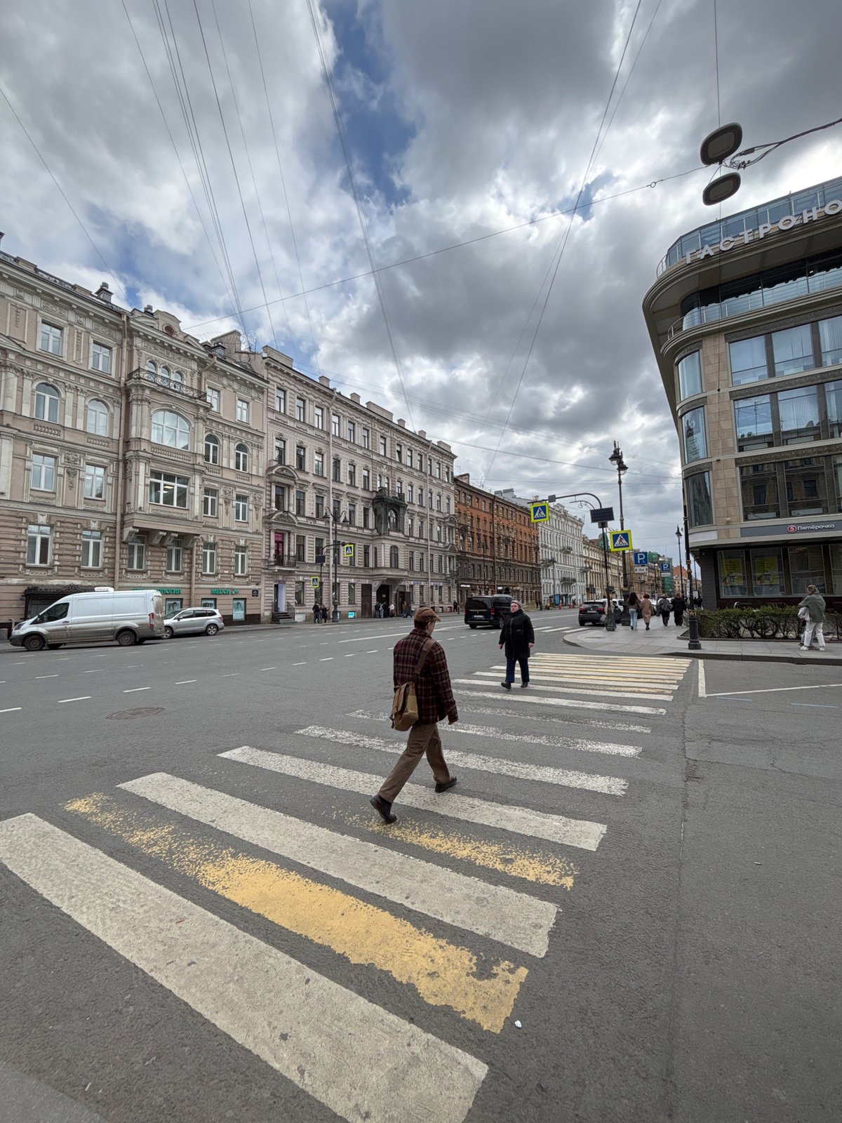 Street scenes documented in Saint Petersburg during midday pedestrian activity