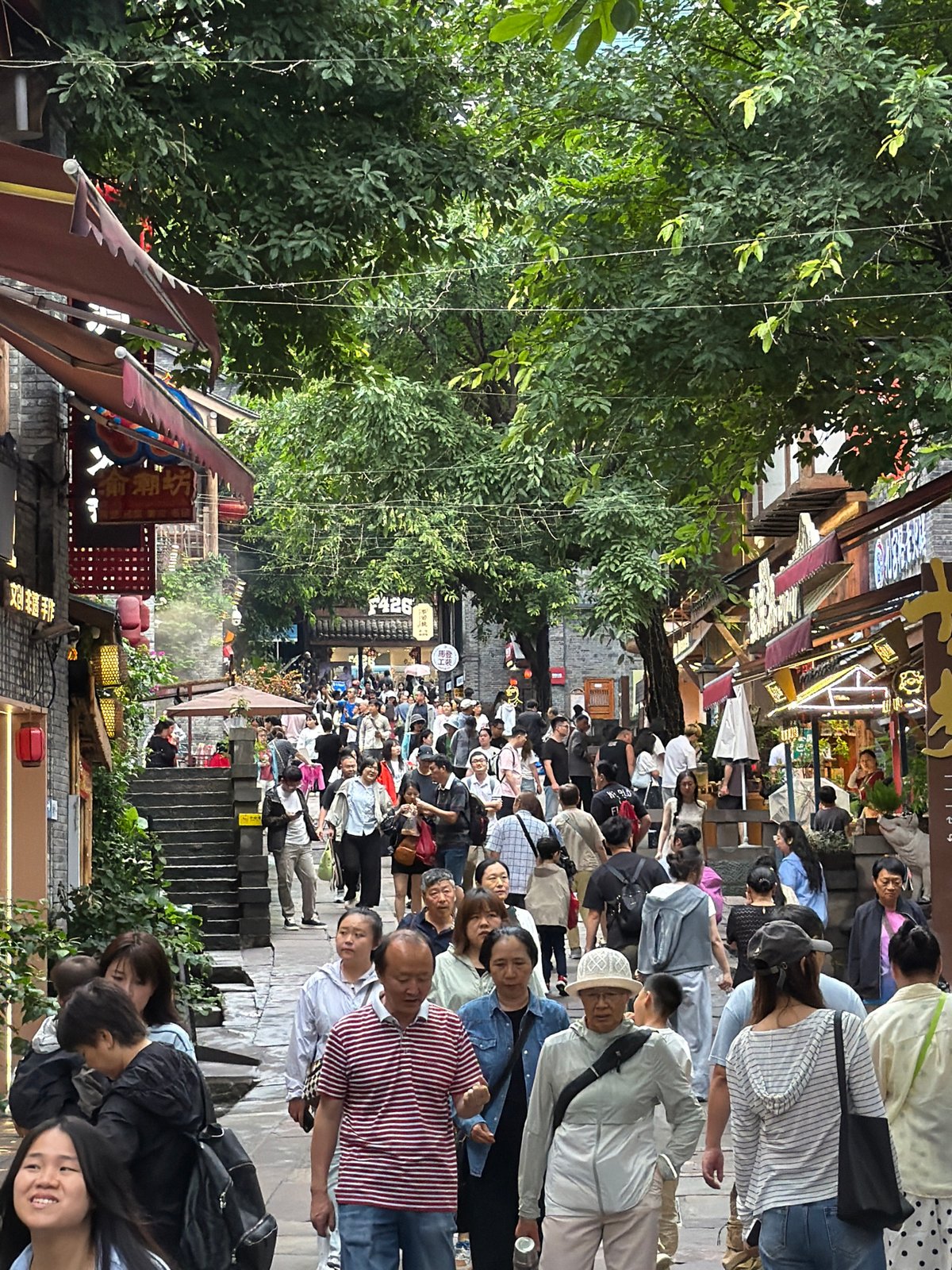 Morning street life documented across Yuzhong District tourist areas