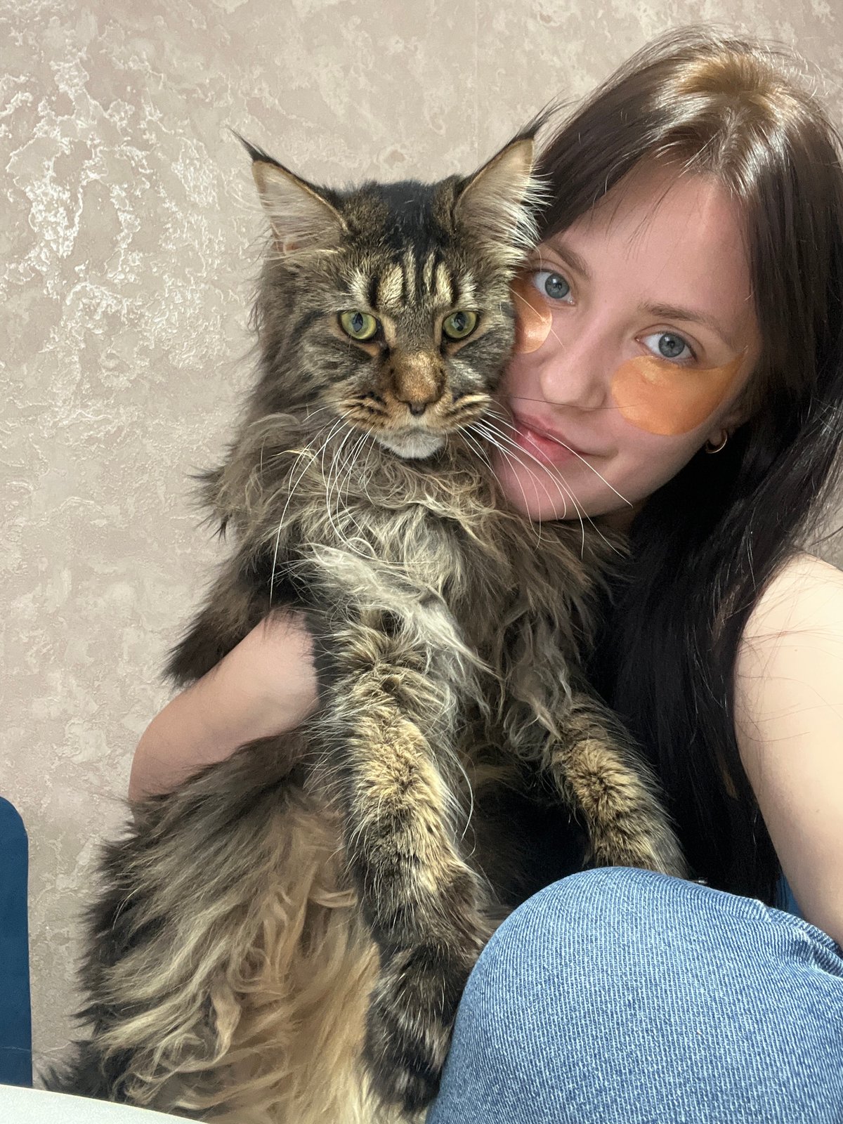 Woman takes selfies with cat, foggy road captured in Марковский