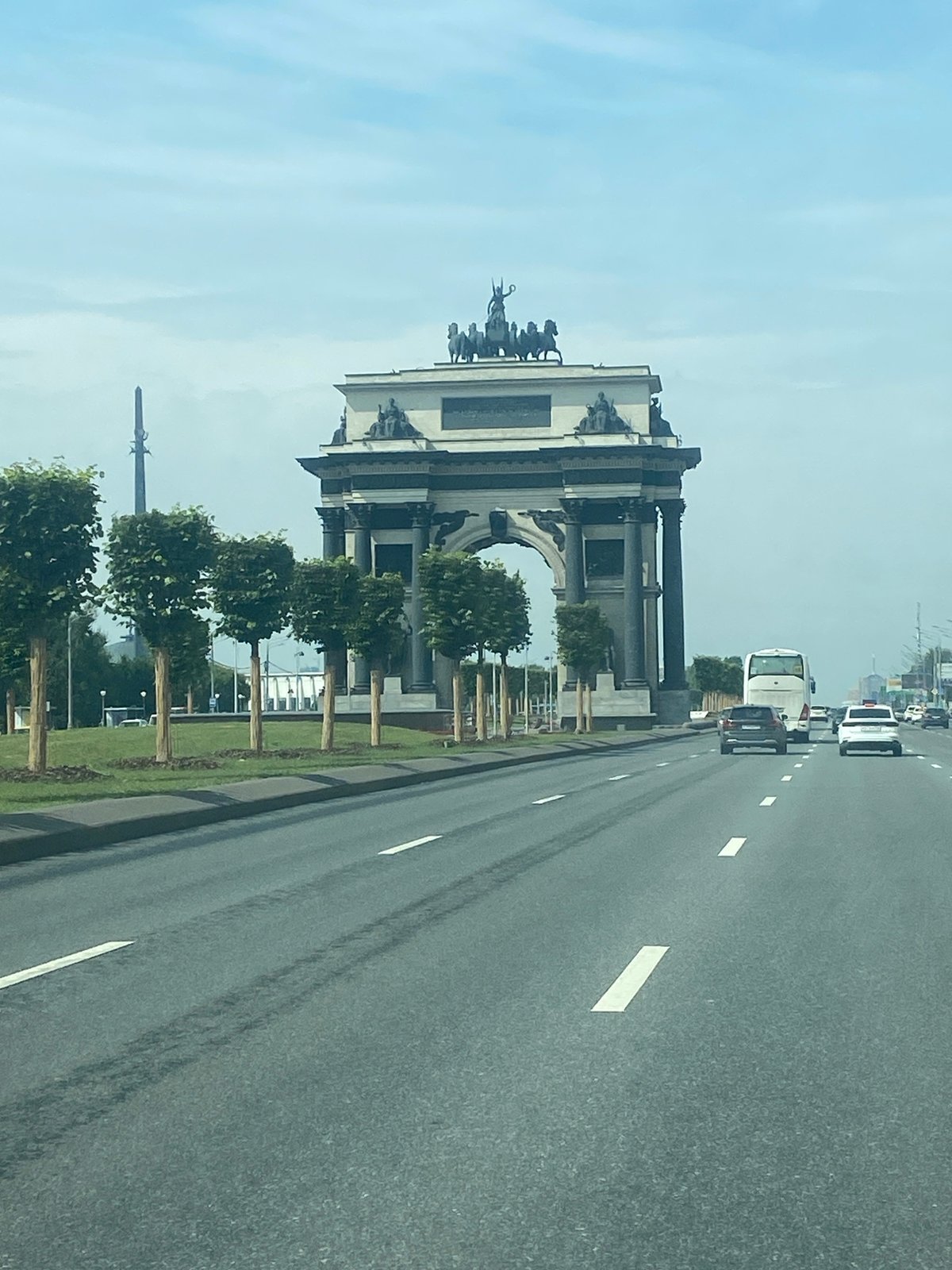 Moscow's Narva Triumphal Arch from the highway