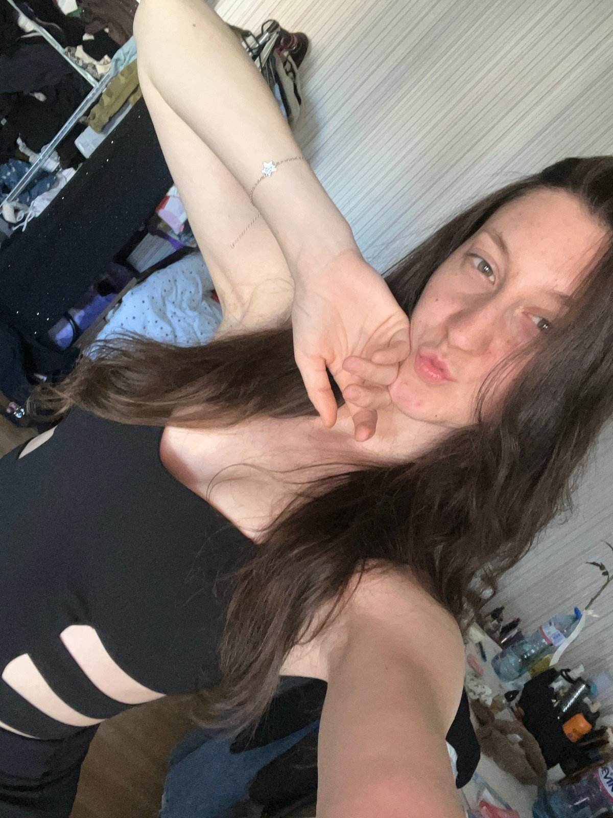 Woman documents mirror selfie session across two hours