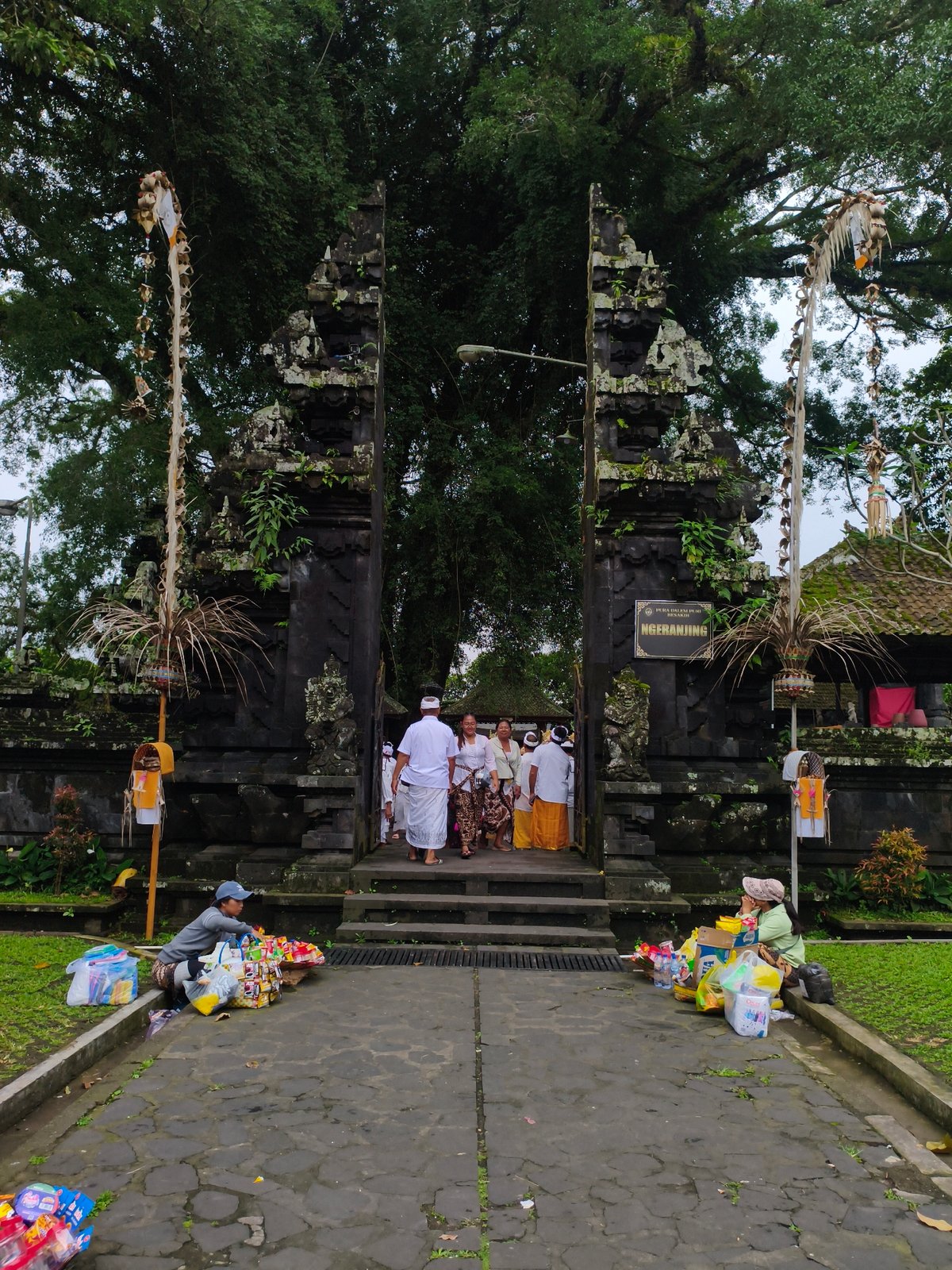 Dawn religious ceremony draws crowds to Balinese temple