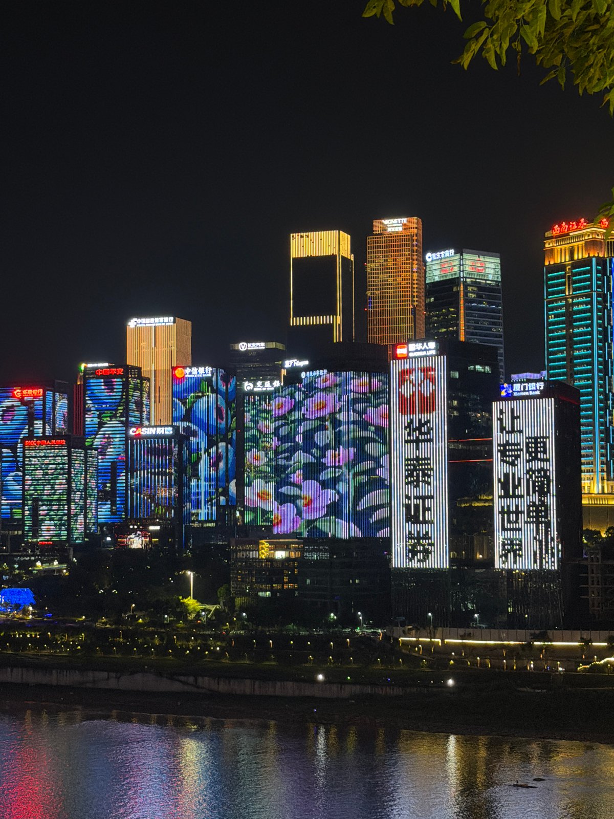 Evening moments captured across Yuzhong District's waterfront and streets