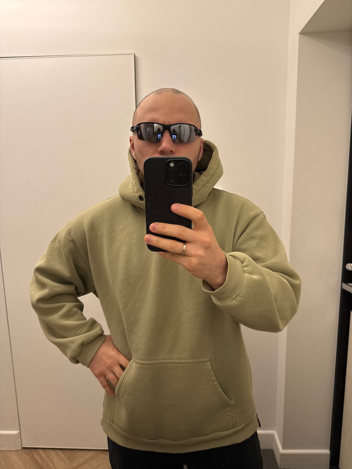 Man Takes Mirror Selfie in Krasnoyarsk