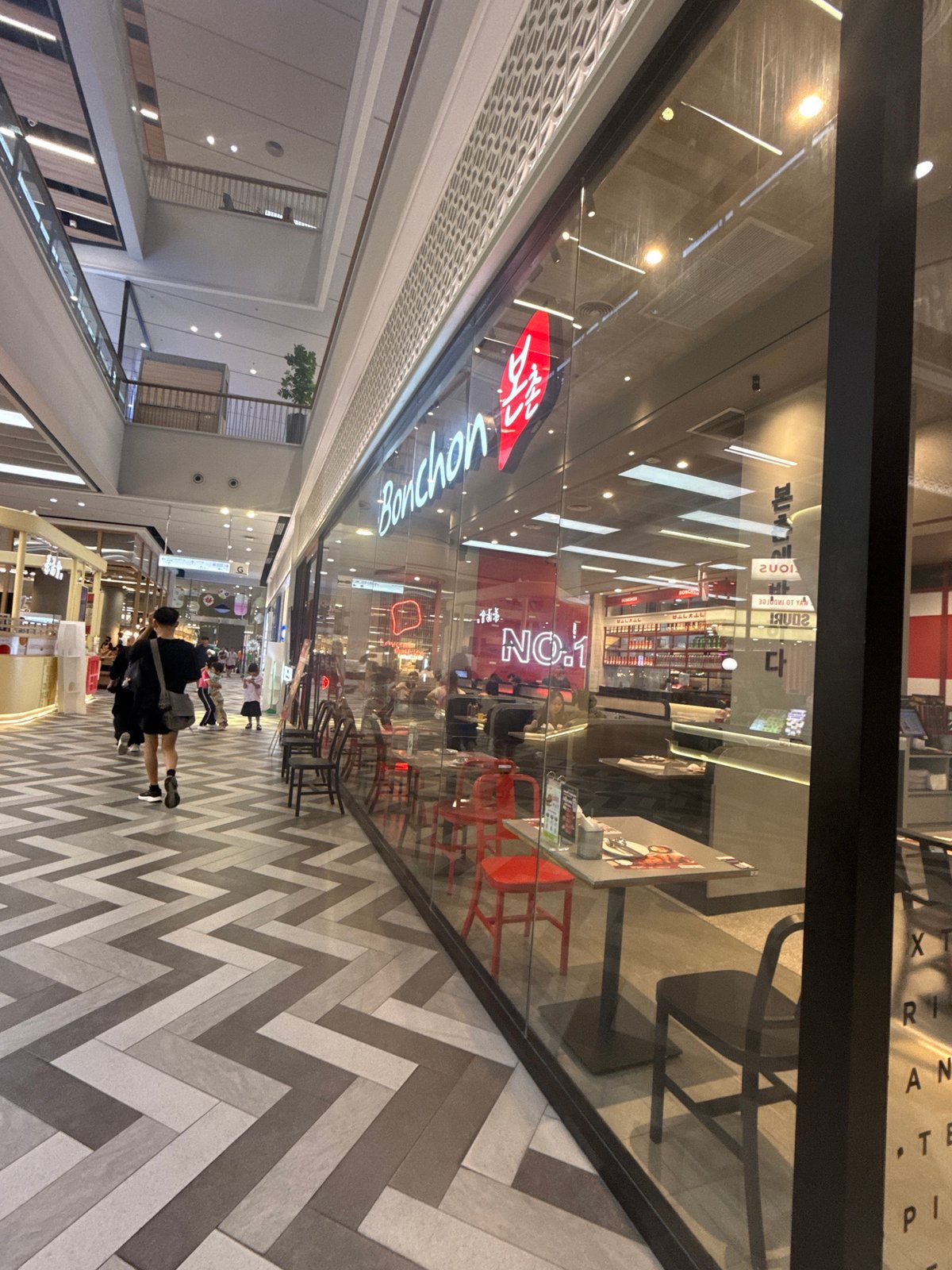 Bangkok mall district: shops, food stalls, and street scenes