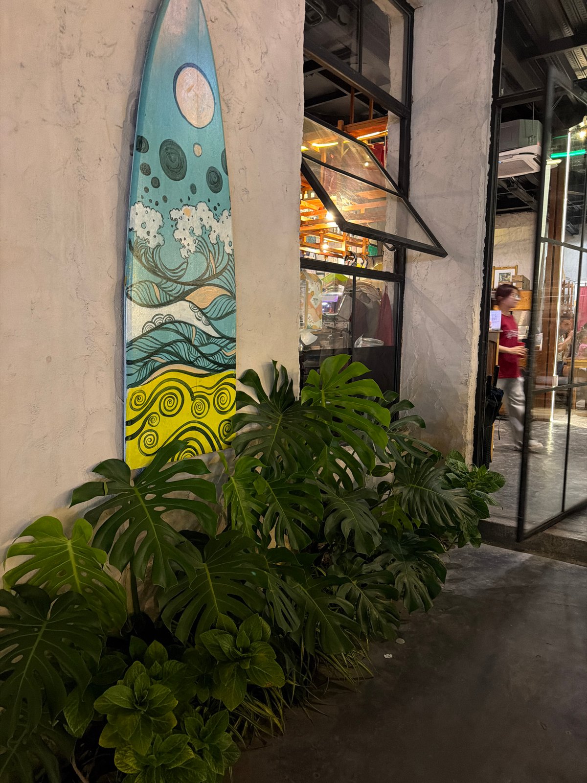 Tourist documents Da Nang restaurants and street scenes
