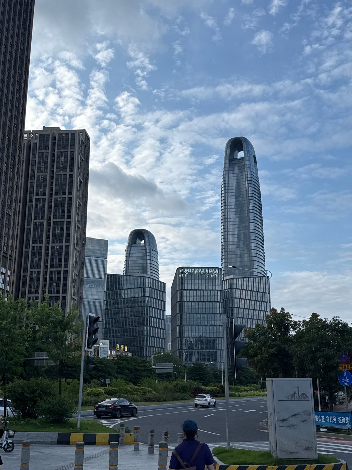 Morning life documented across Haizhu District's streets and gyms