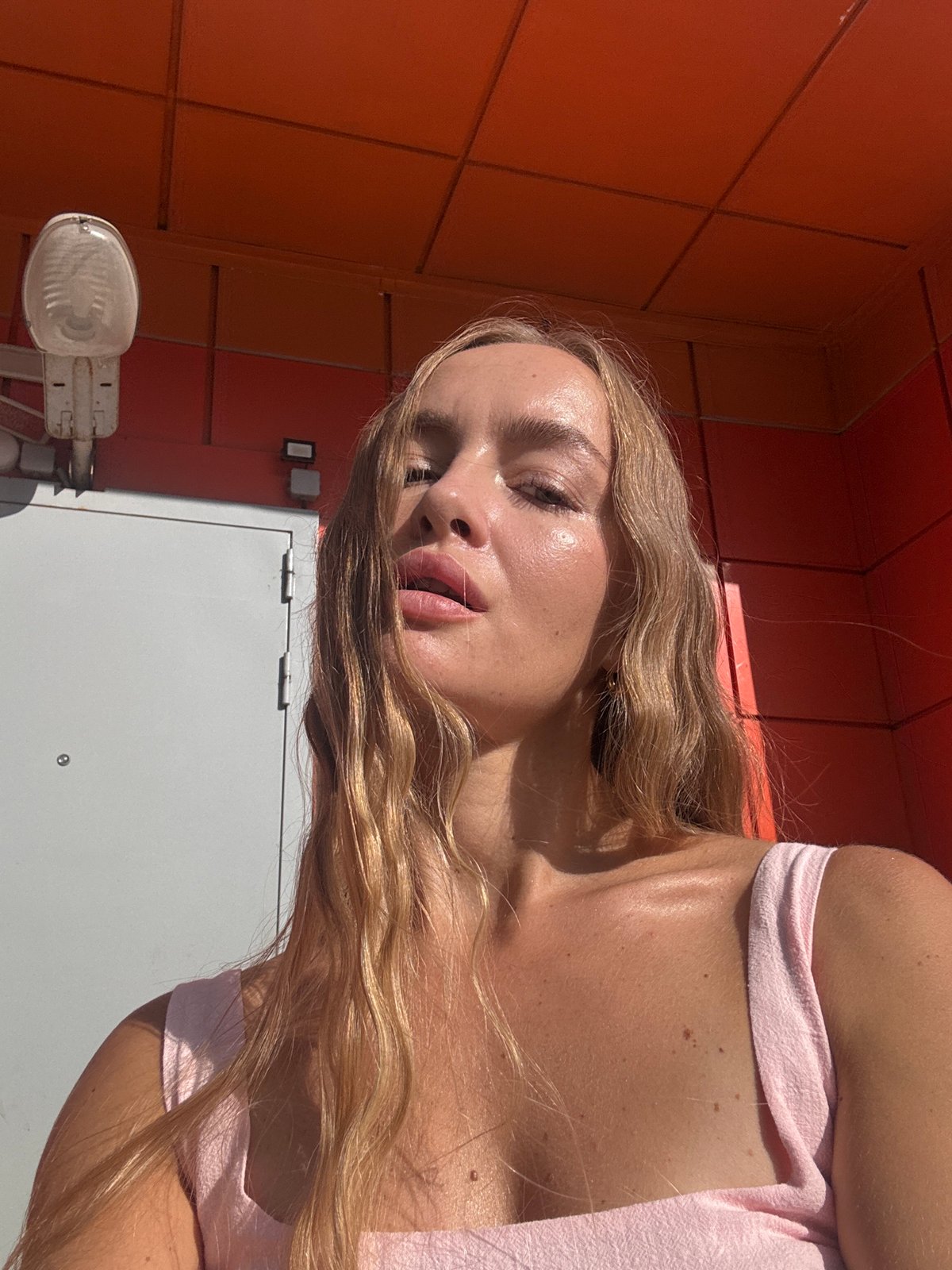 Relaxed outdoor moment in Moscow, pink top and gold ring