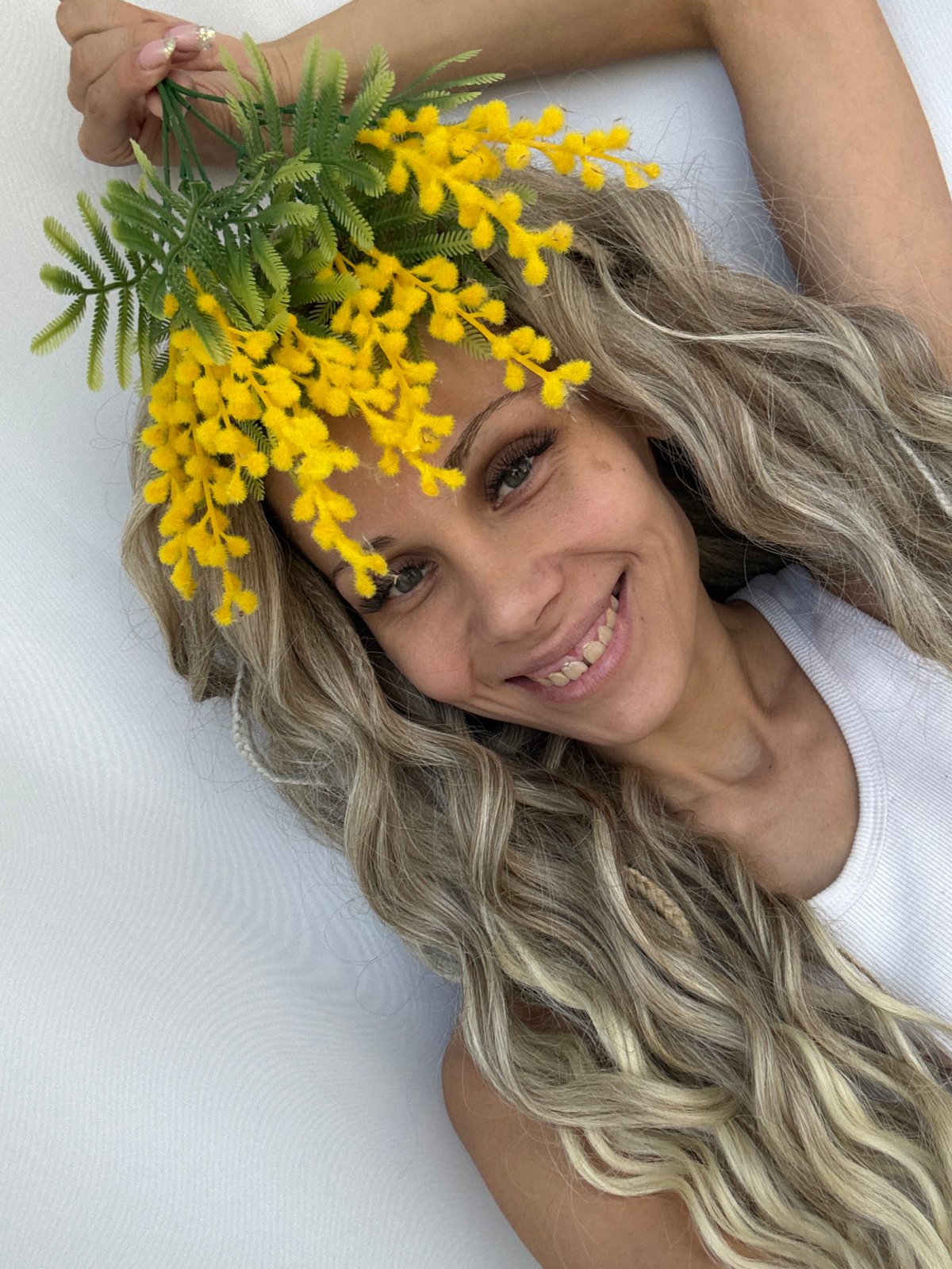 Woman photographed with flowers during morning portrait session in Russia