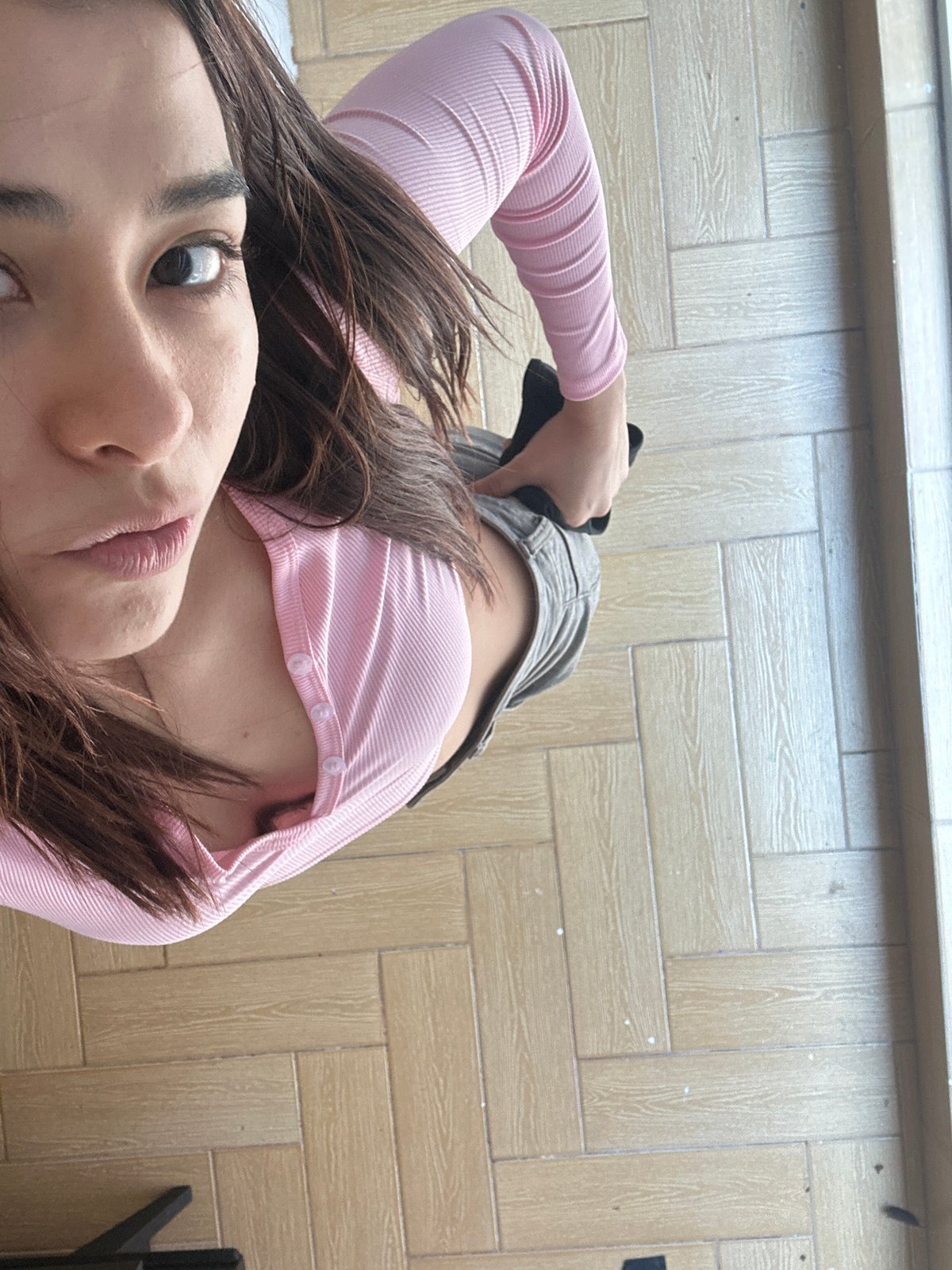 Woman captures casual selfies during afternoon in Puebla home