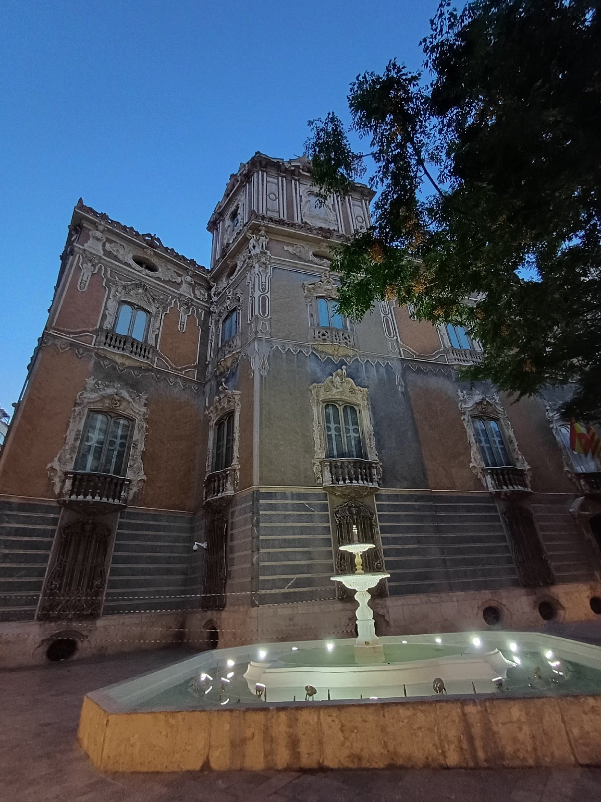Evening architectural tour documented across Valencia's historic quarter