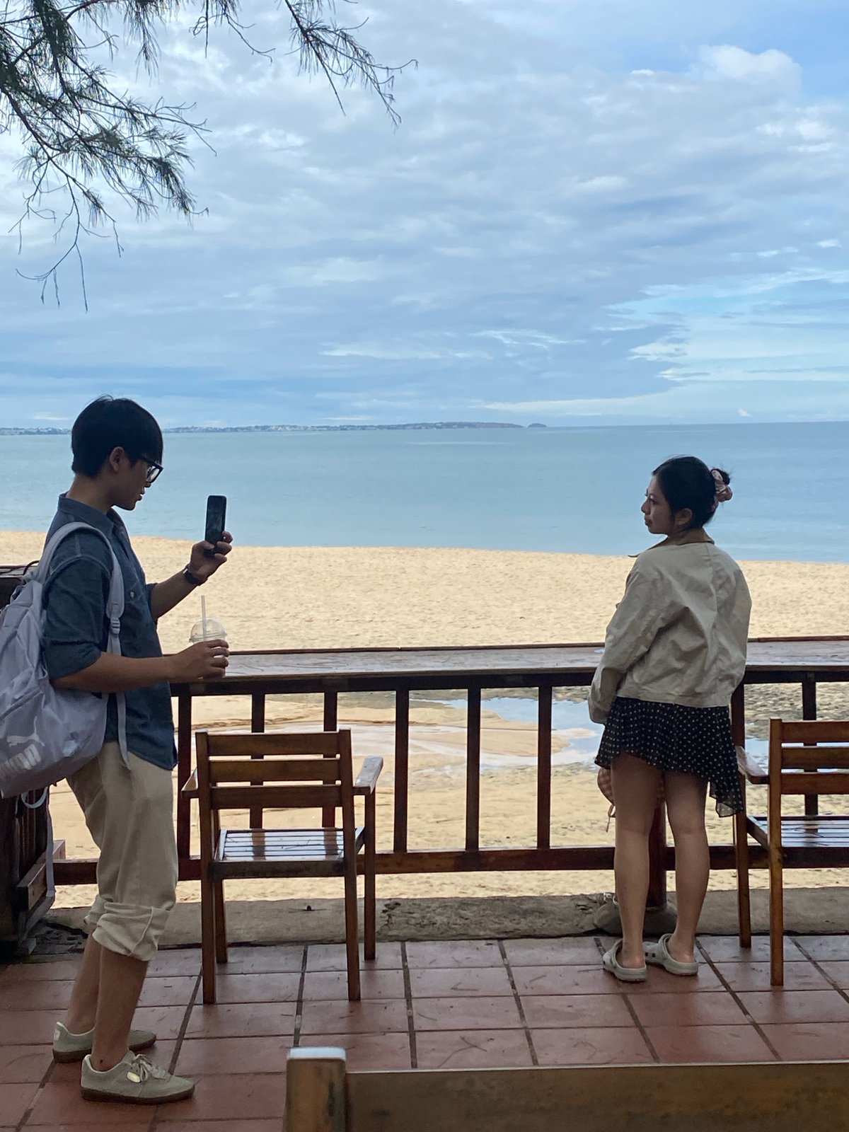 Morning coffee gathering documented at Mũi Né beach cafe