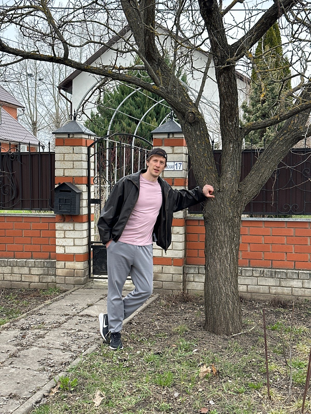 Man in casual attire spotted standing by tree in Kursk