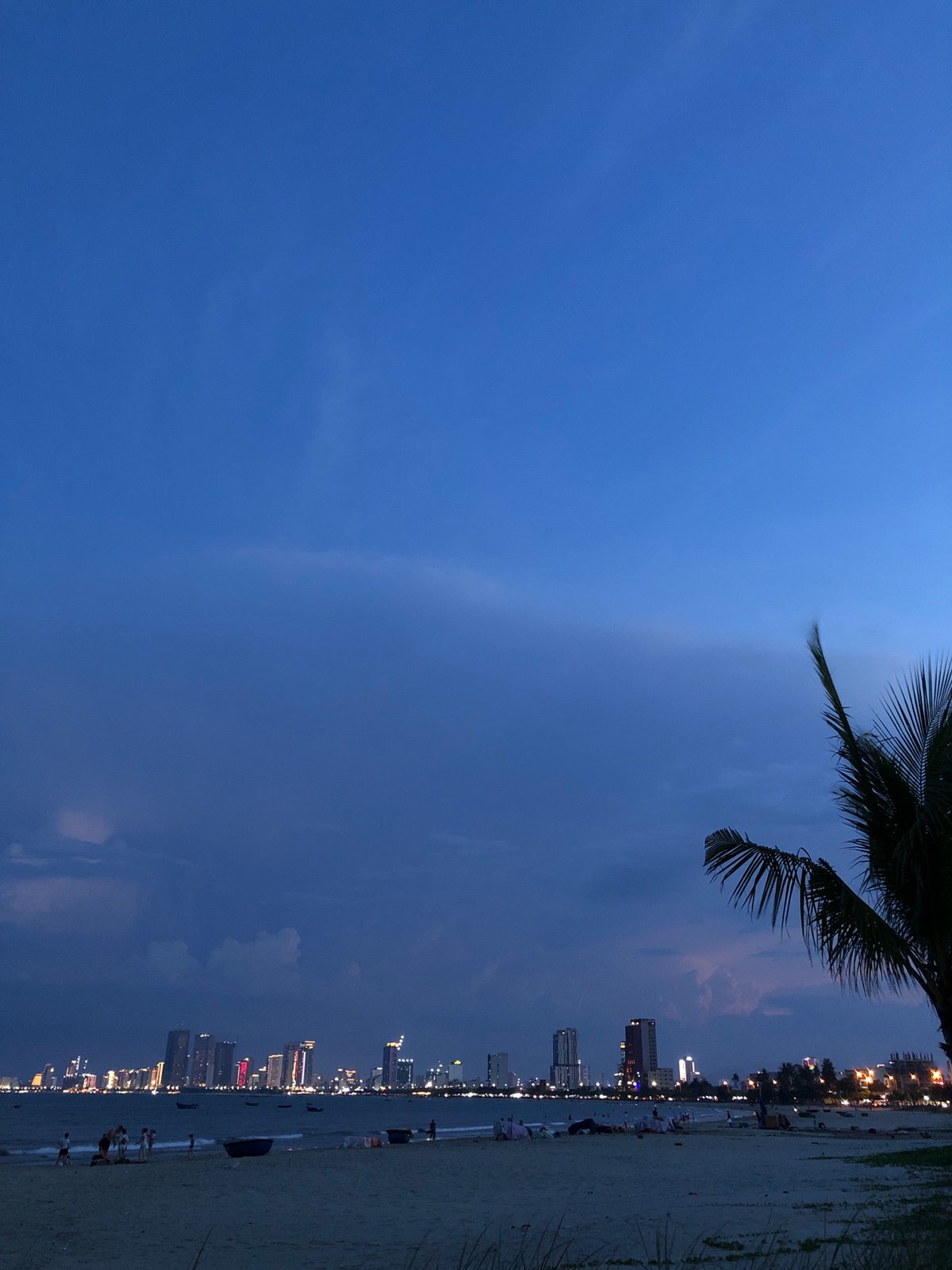 Da Nang beachfront winding down at dusk