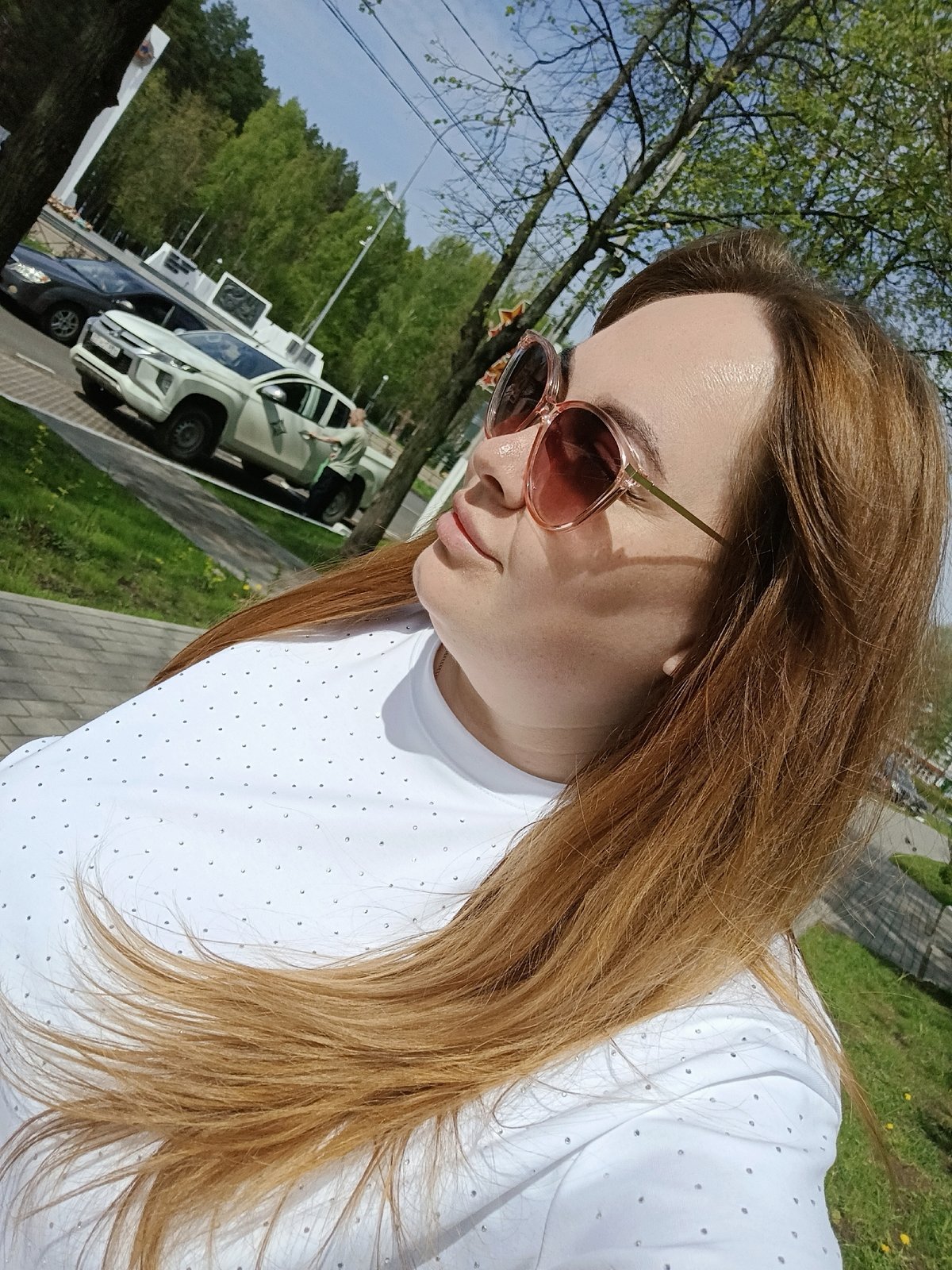 Woman documents spring day with selfies, flowers in Chaikovsky park