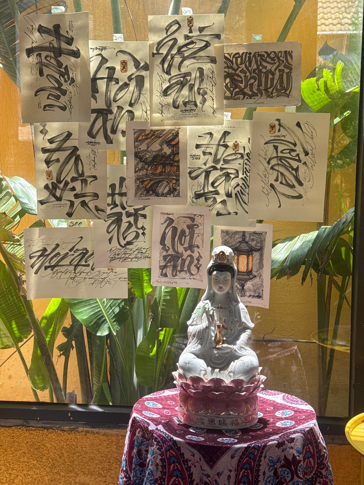 Art display with porcelain statue observed in Đà Nẵng