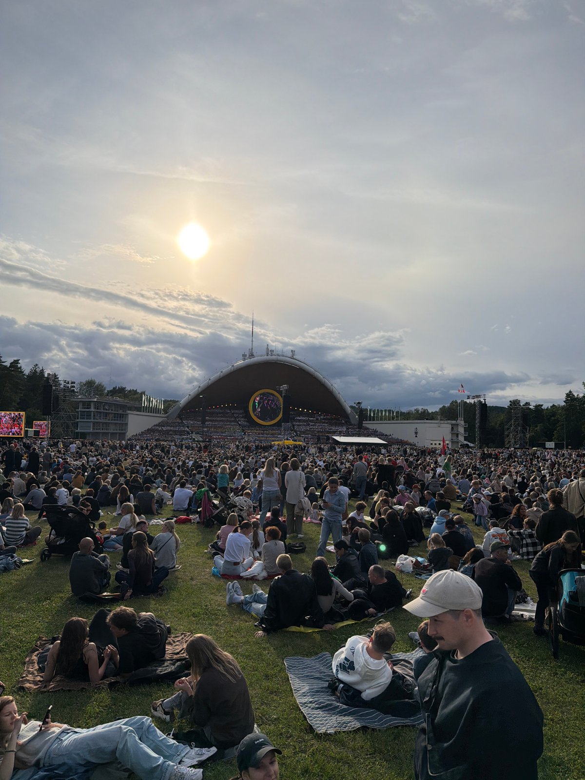 Huge crowd gathers at Vingis Park amphitheater, Vilnius