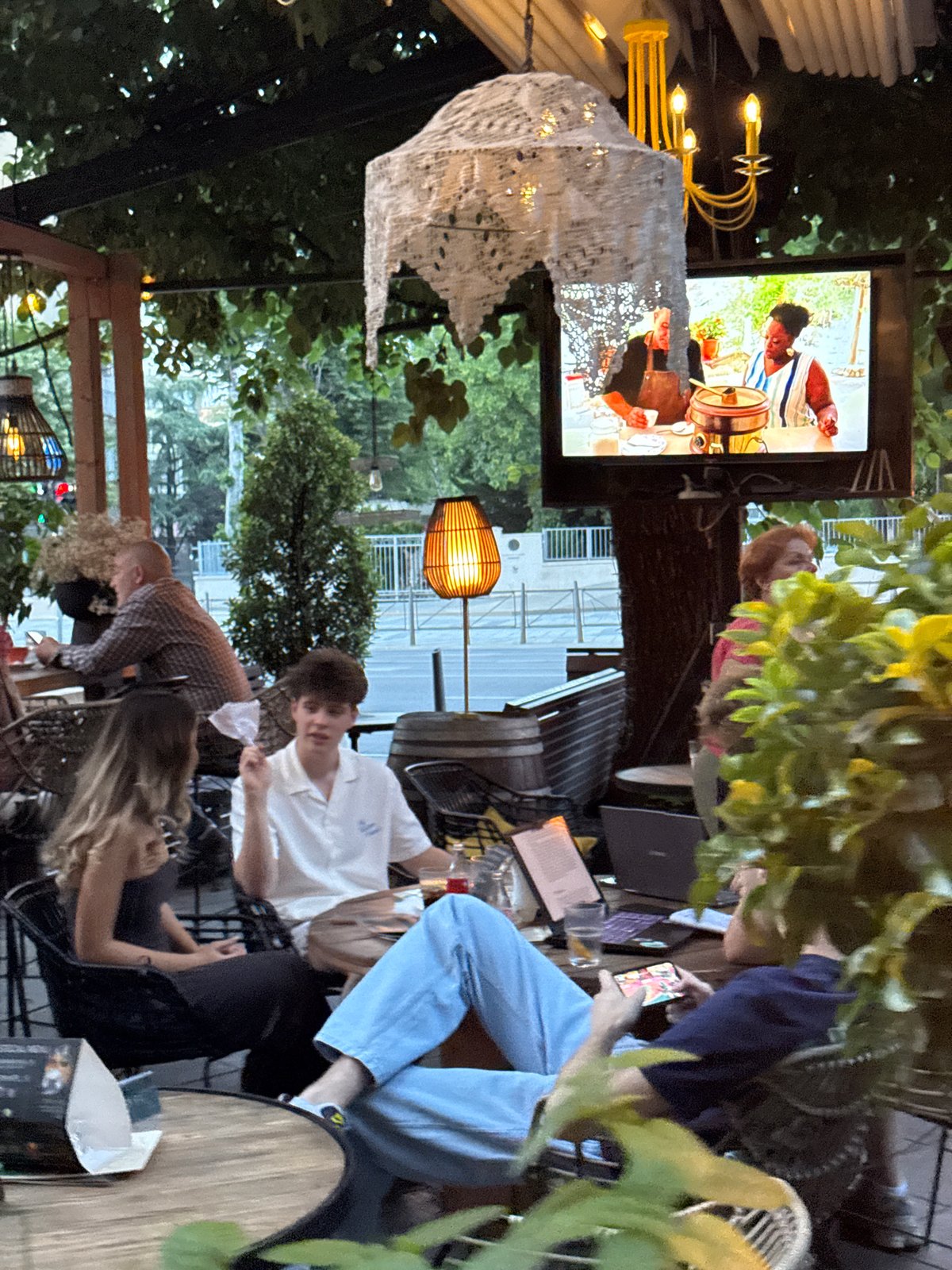 Daily life captured across Belgrade streets and cafes