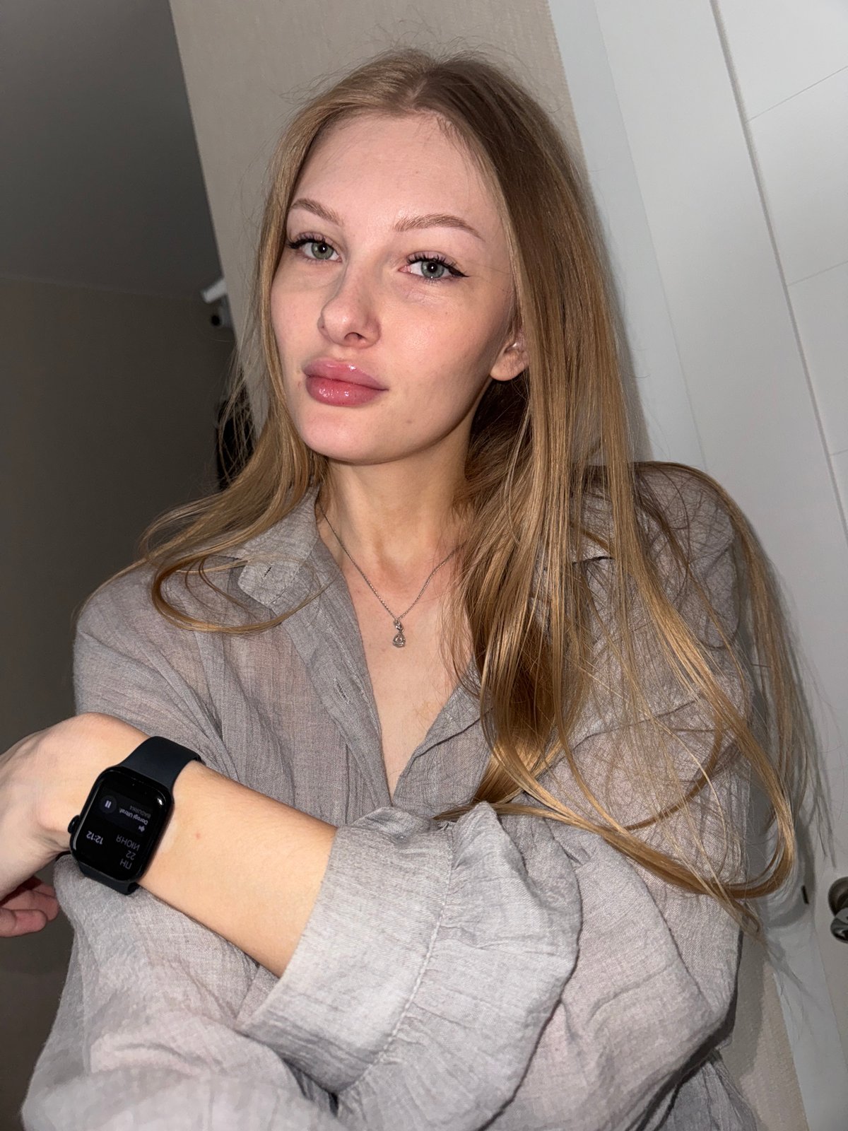 Morning outfit shots and strawberries in a Perm apartment