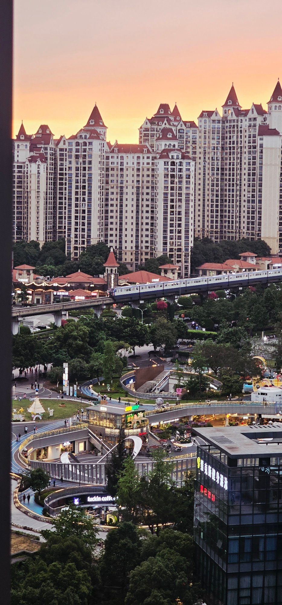 Witness documents Liangjiang cityscape views over 30 minutes