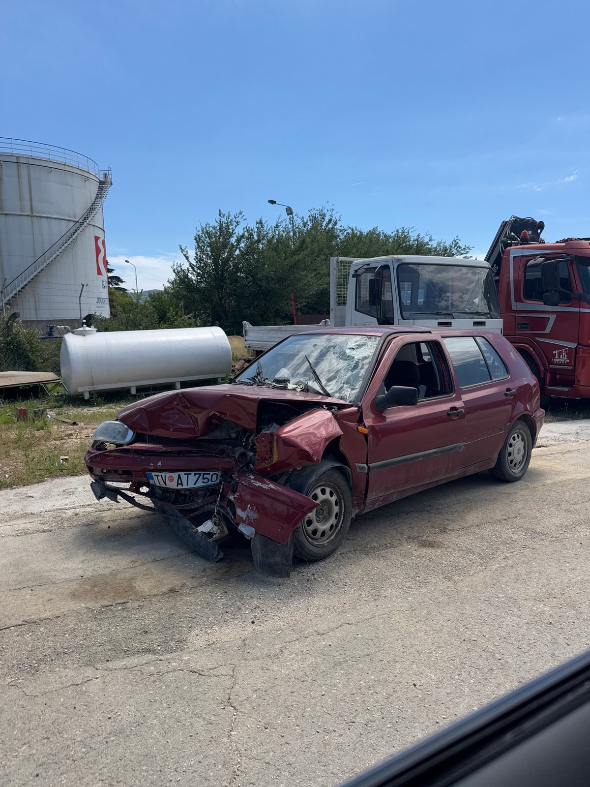 Car washing session in Mrčevac with harbor views