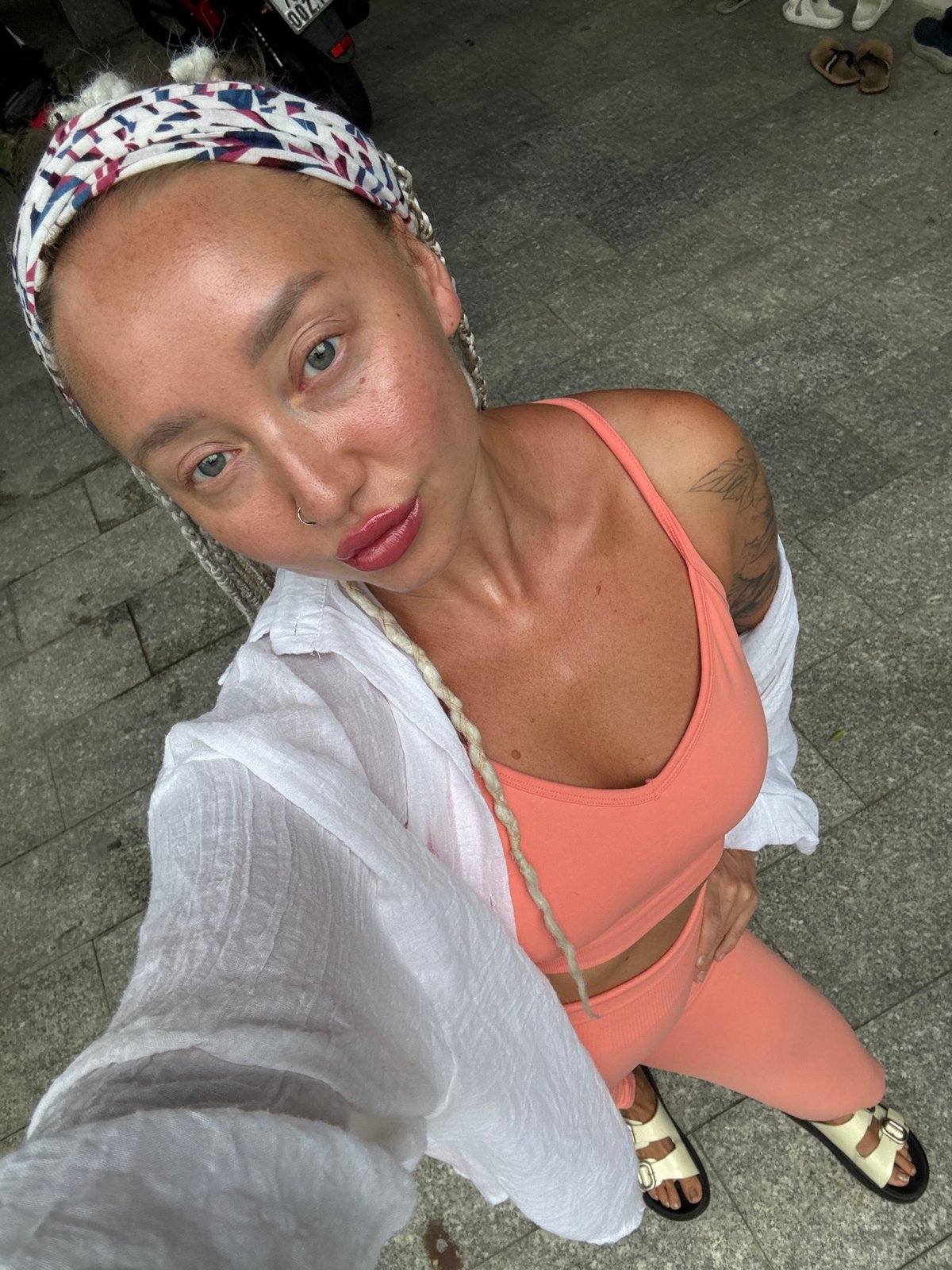 Selfie stop in Nha Trang, casual athletic fit