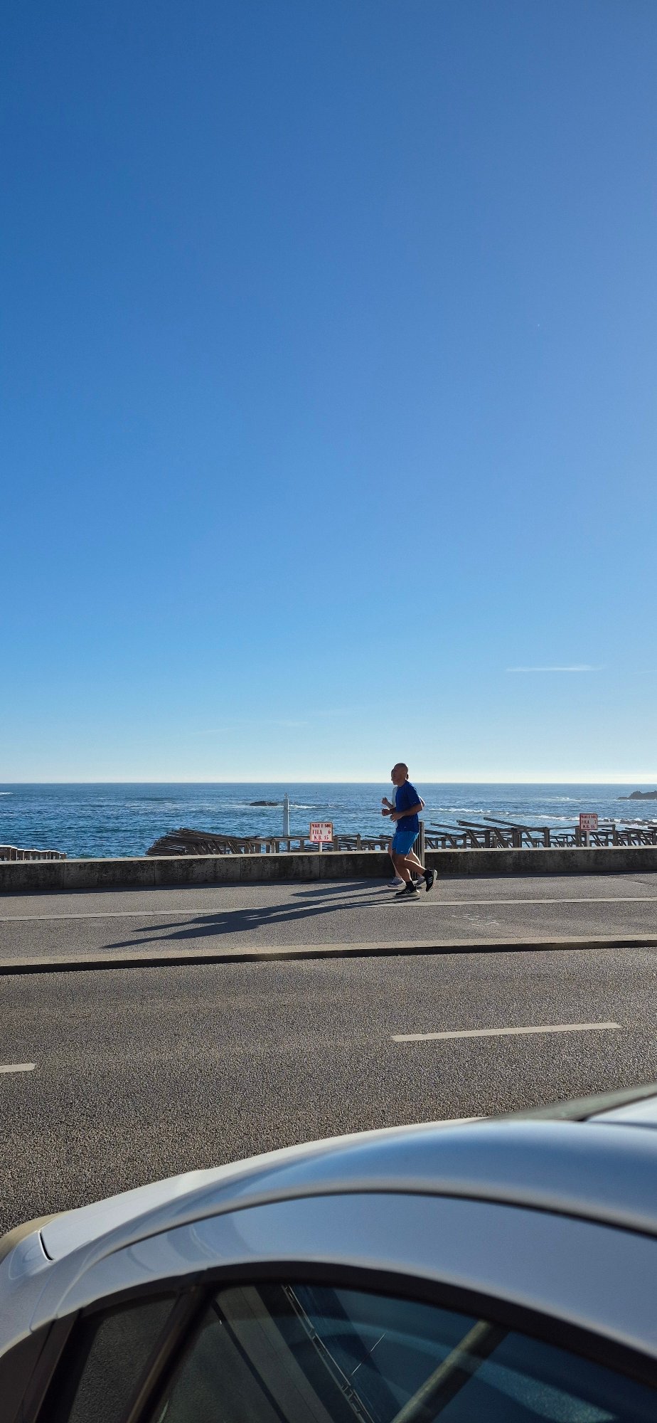 Sunny afternoon along Vila do Conde's beachfront promenade