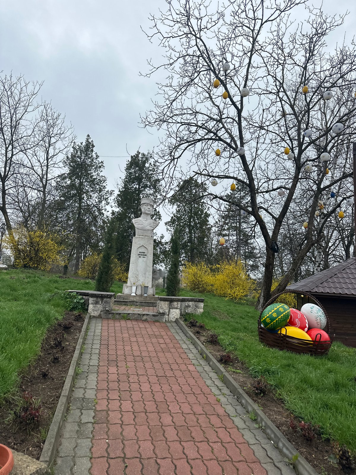 Morning walk through historic Arbanassi captures monuments and wildlife