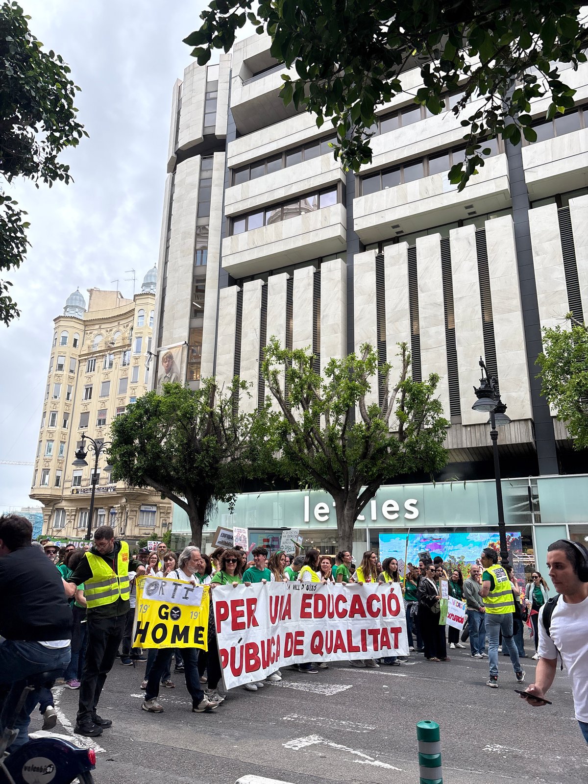 Catalan-language protest demonstration observed in Valencia streets