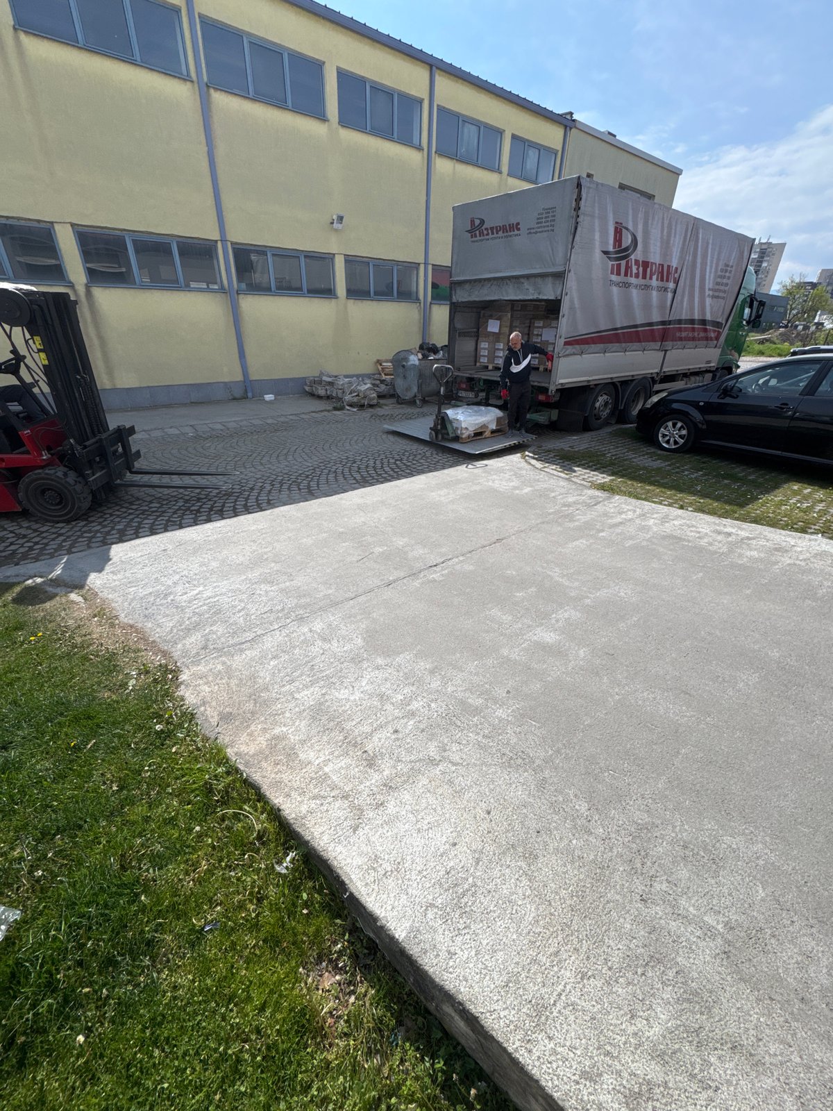 Morning scenes documented in Plovdiv: delivery operation, blooming flowers