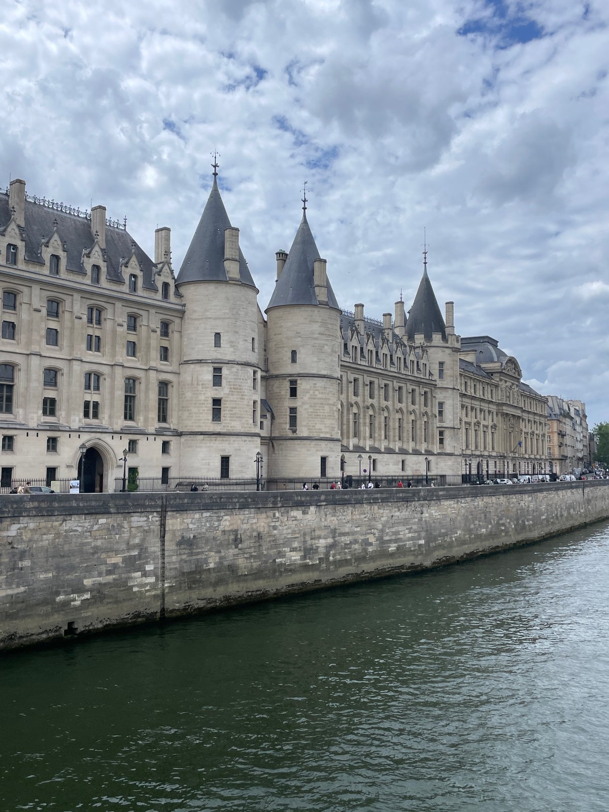 Paris street life and landmarks documented in 16-minute walking tour