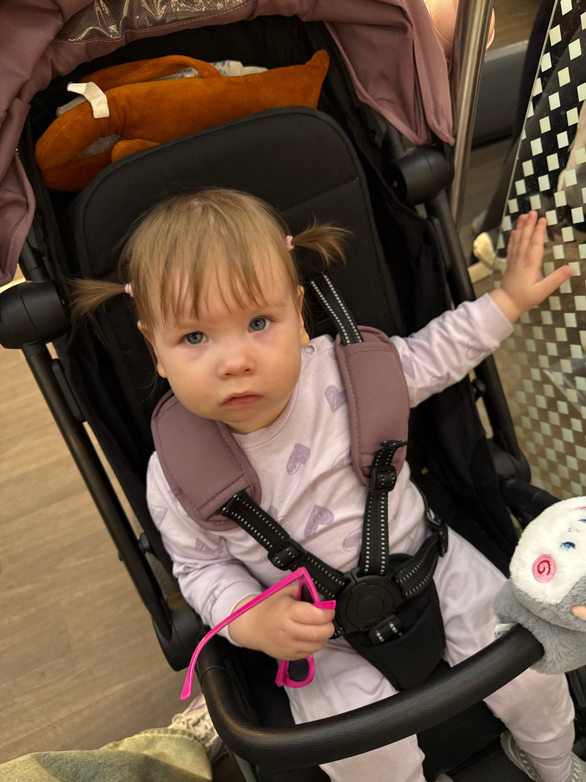 Child in stroller spotted with pink glasses in Moscow