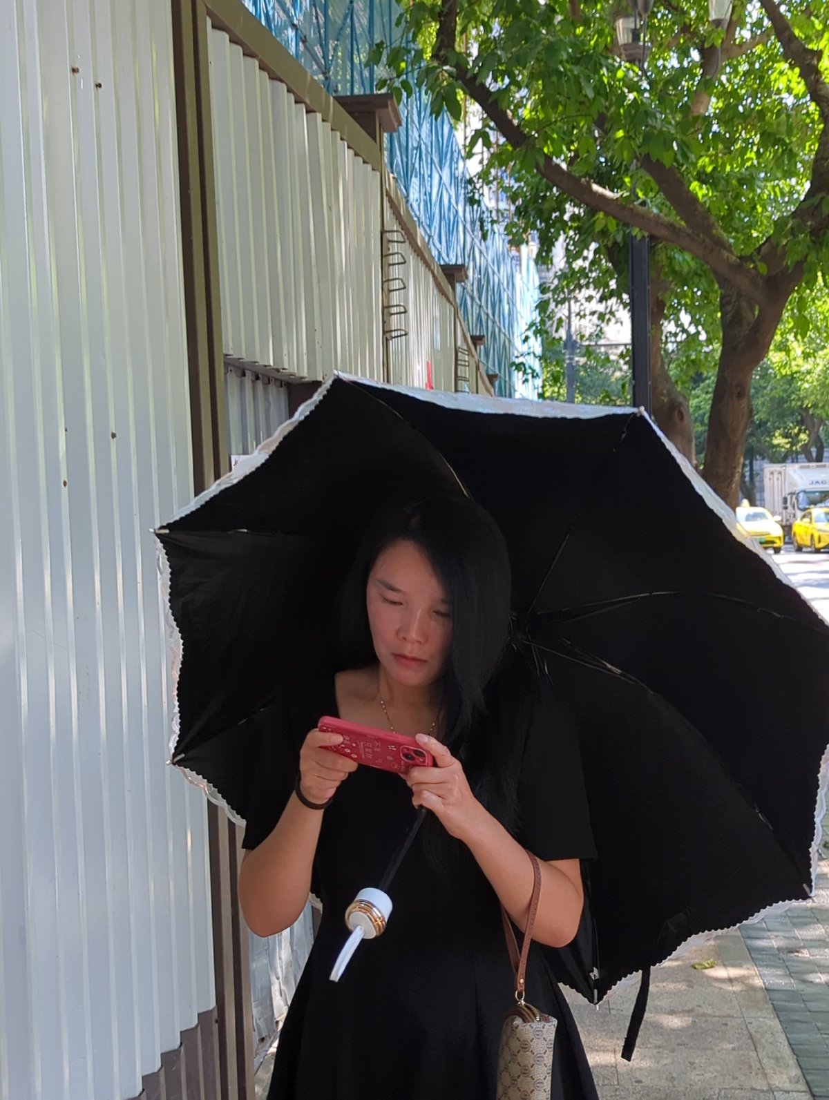 Yuzhong District streets buzzing on a sunny weekday morning